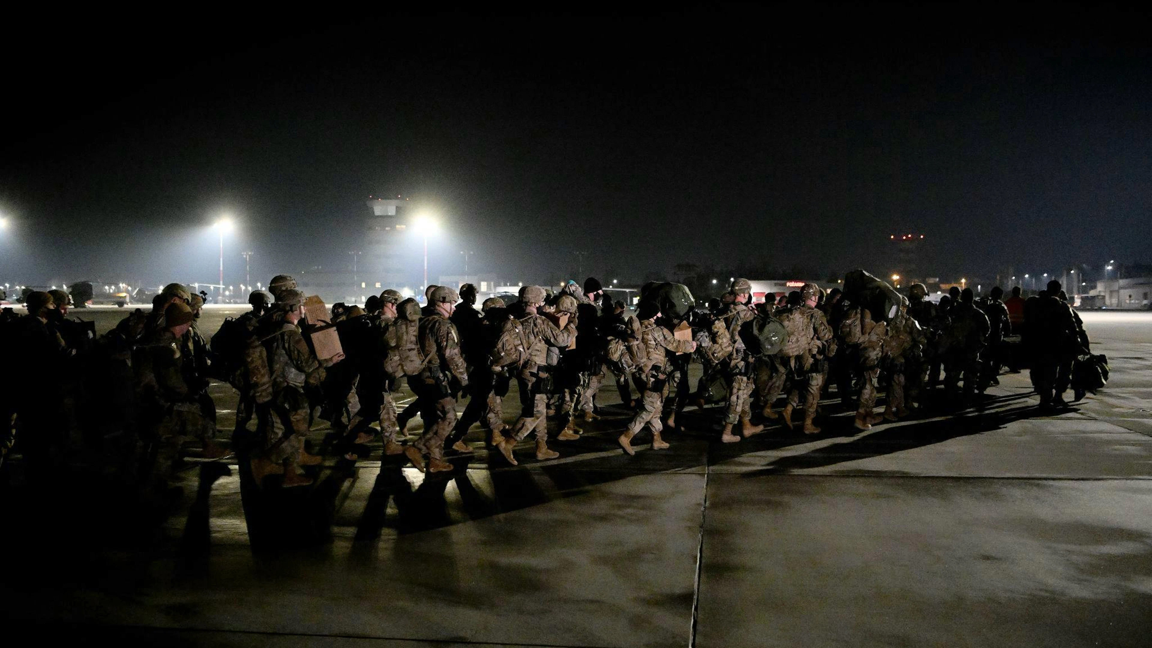US-Soldaten der 82. US-Luftlandedivision treffen auf dem Flughafen in Jasionka bei Rzeszow in Polen ein.