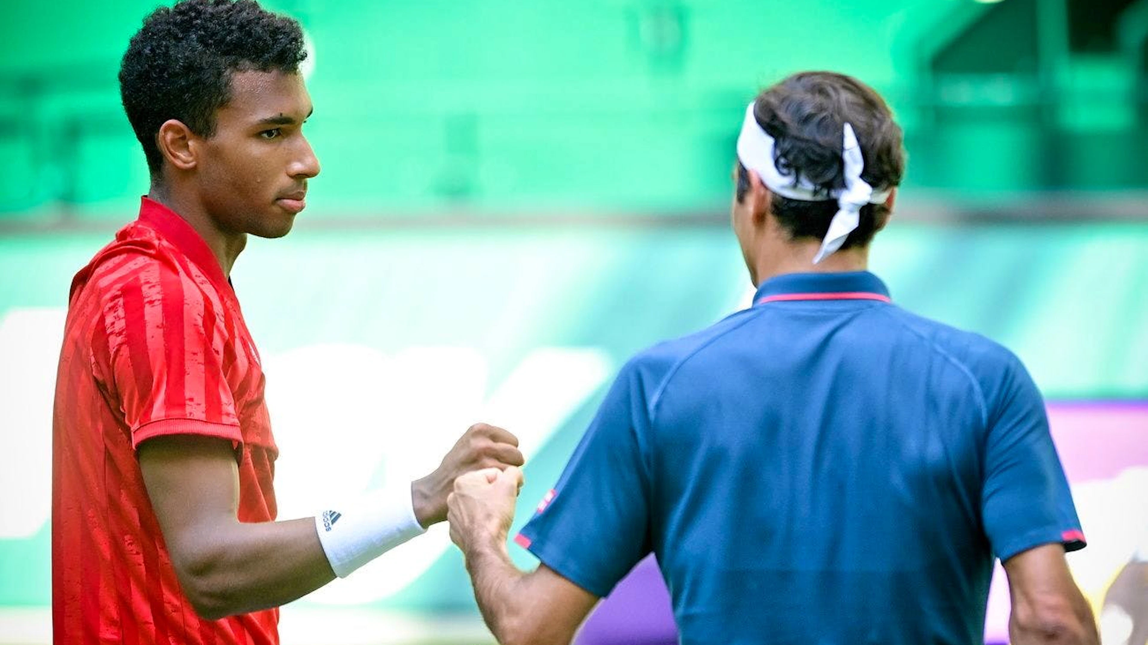 Felix Auger-Aliassime (sinistra) e Roger Federer a Halle, Germania,  16 giugno 2021.