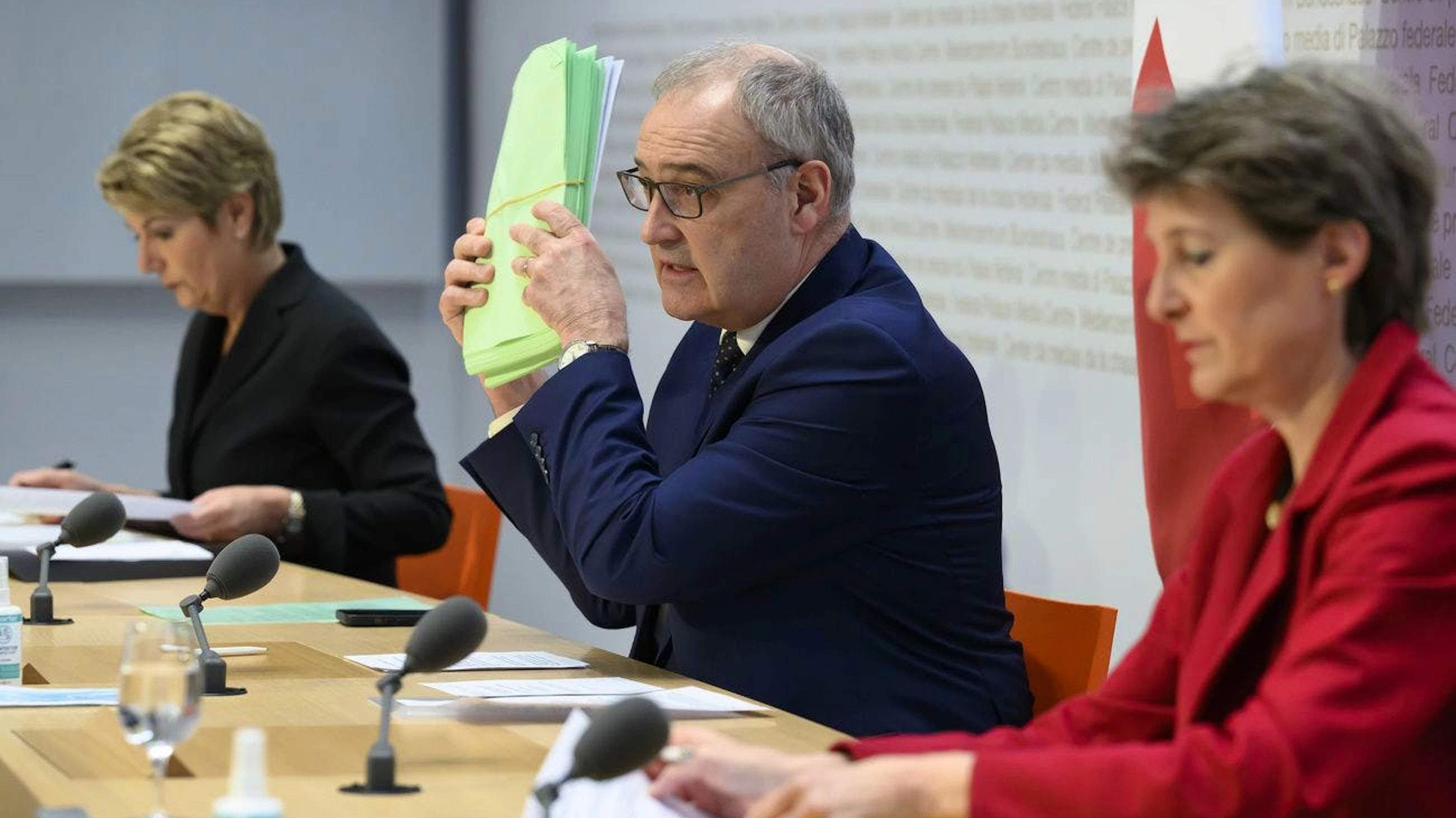 Die Bundesräte Karin Keller-Sutter, Guy Parmelin und Simonetta Sommaruga sprechen vor den Medien unter anderem über den Schutzstatus S für Ukrainer*innen.