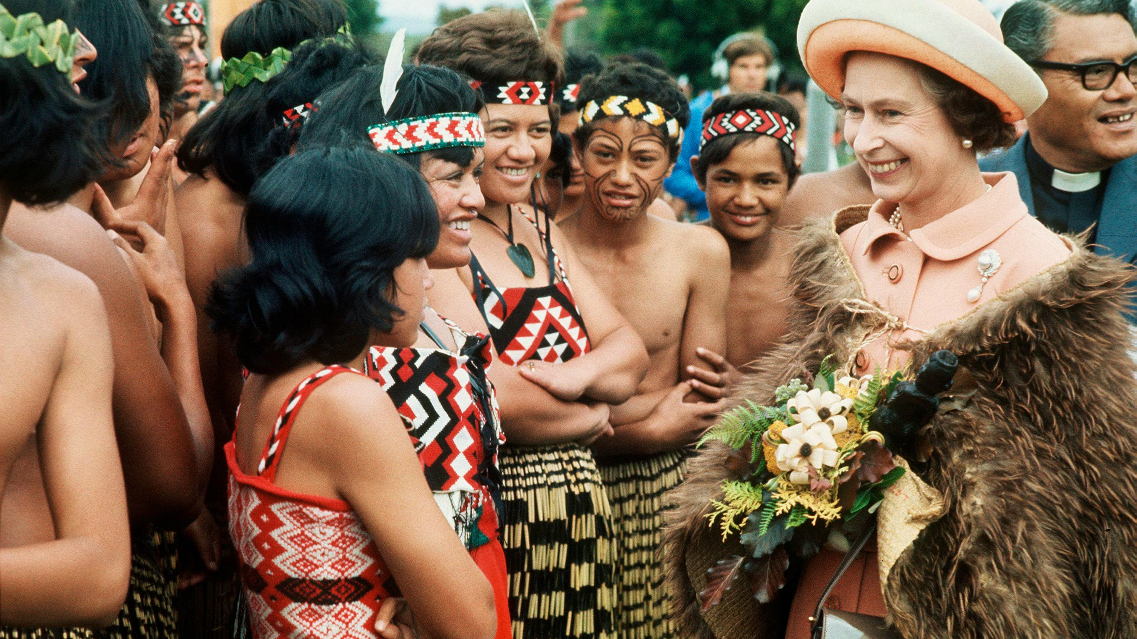 Die Monarchin bereist in ihrer Regentschaft 120 Länder. Und dies, obwohl sie keinen eigenen Pass hat. Braucht eine echte Queen ja auch nicht. 1977 trifft sie in Neuseeland Vertreter der Maori-Bevölkerung.&nbsp;
