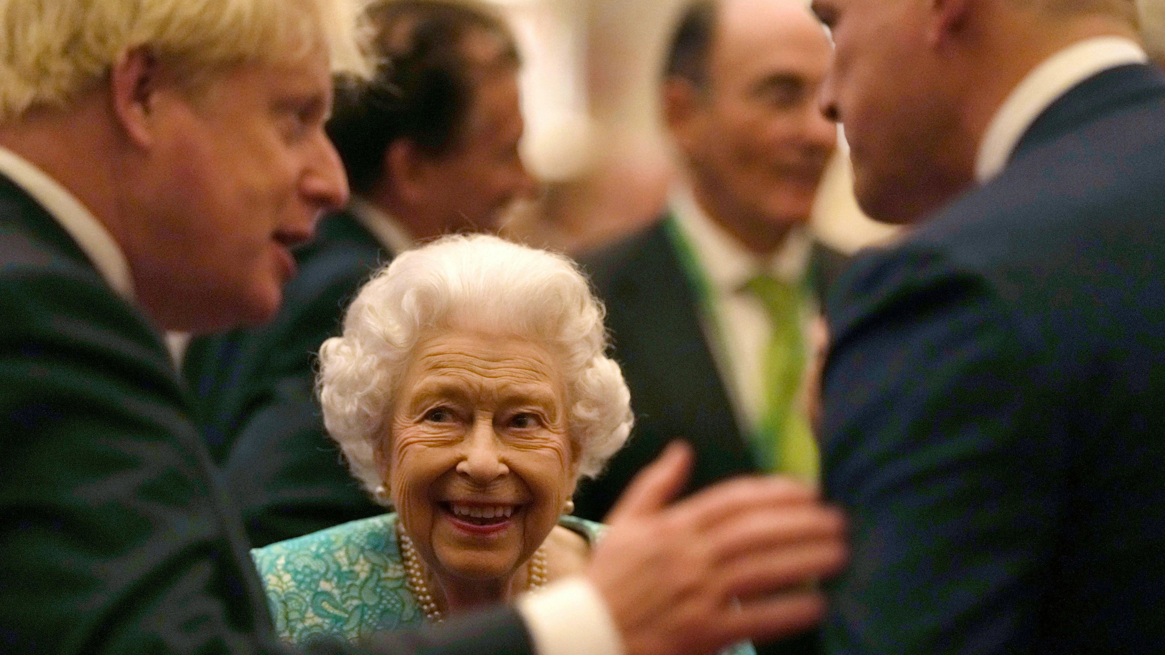 15 britische Premierminister hat sie kennengelernt. Hier ist sie mit Boris Johnson an einem Event im Oktober 2021 zu sehen.