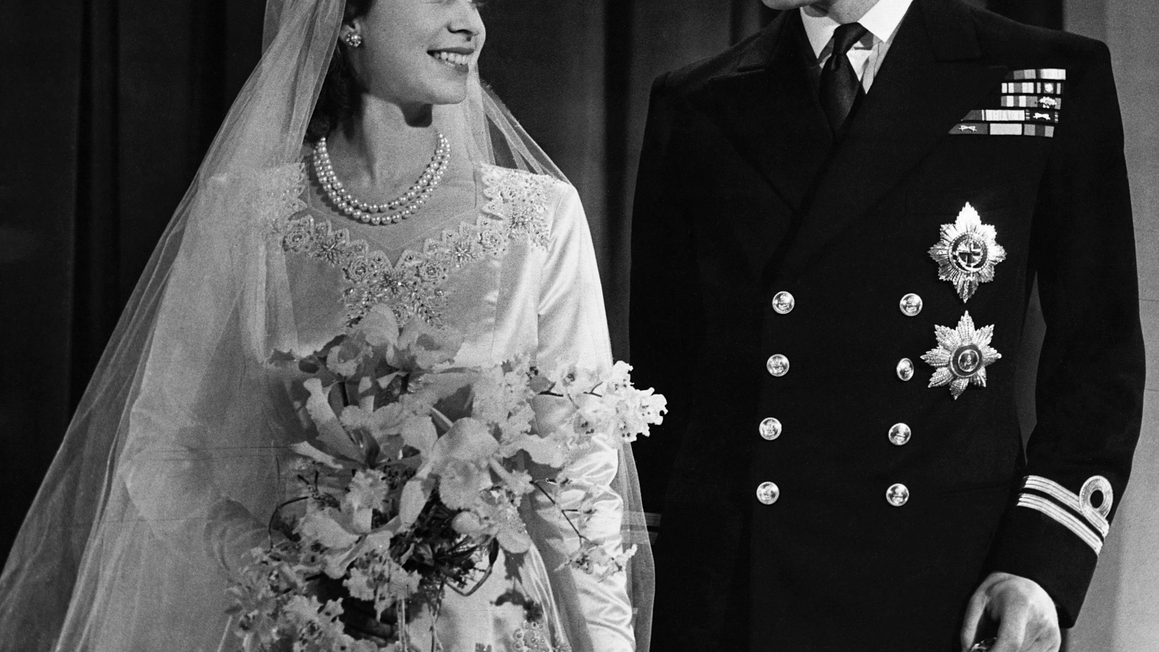 2000 Gäste sind an der Hochzeit am 20. November 1947 in Westminster Abbey geladen. Elizabeth ist 21 Jahre alt, Philip 26.