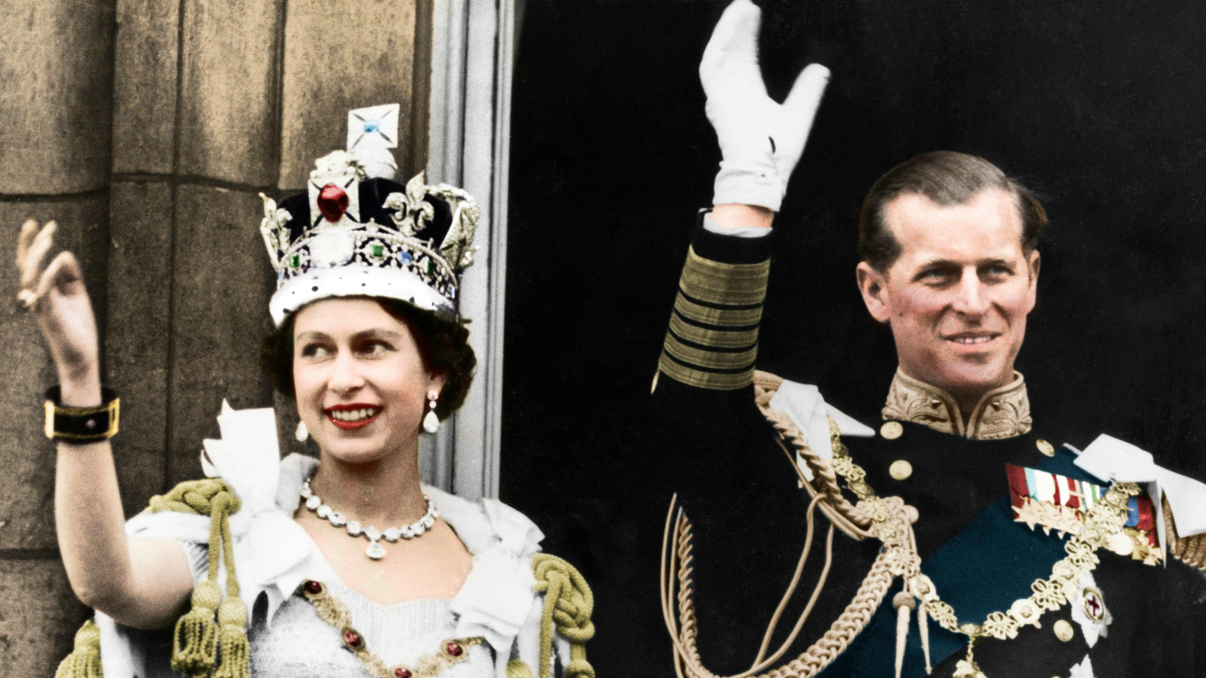 27 Jahre alt ist Elizabeth II. erst, als sie am 2. Juni 1953 zur Königin gekrönt wird, im Beisein von Prinz Philip. Damals wagt sie kaum den Kopf zu bewegen, aus Angst, die über zwei Kilogramm schwere Krone könne ihr das Genick brechen, erzählt sie in Interviews. Die Übertragung dauert acht Stunden. Den Thron bestiegen hat sie allerdings schon ein Jahr zuvor im Februar.