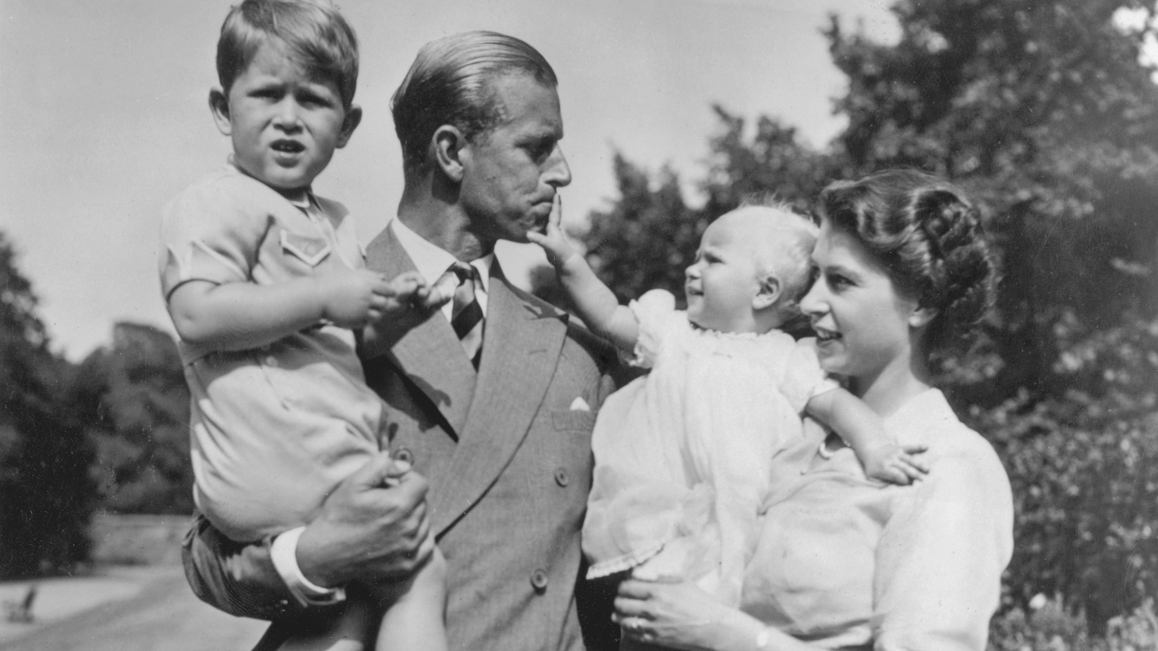 Prinz Charles ist der Erstgeborene des royalen Paares. Er kommt am&nbsp;14. November 1948 zur Welt. Seine Mutter ist 22 Jahre alt. Charles' kleine Schwester, Prinzessin Anne, wird am 15. August 1950 geboren. Die Aufnahme stammt aus dem Clarence House im Sommer 1951.&nbsp;