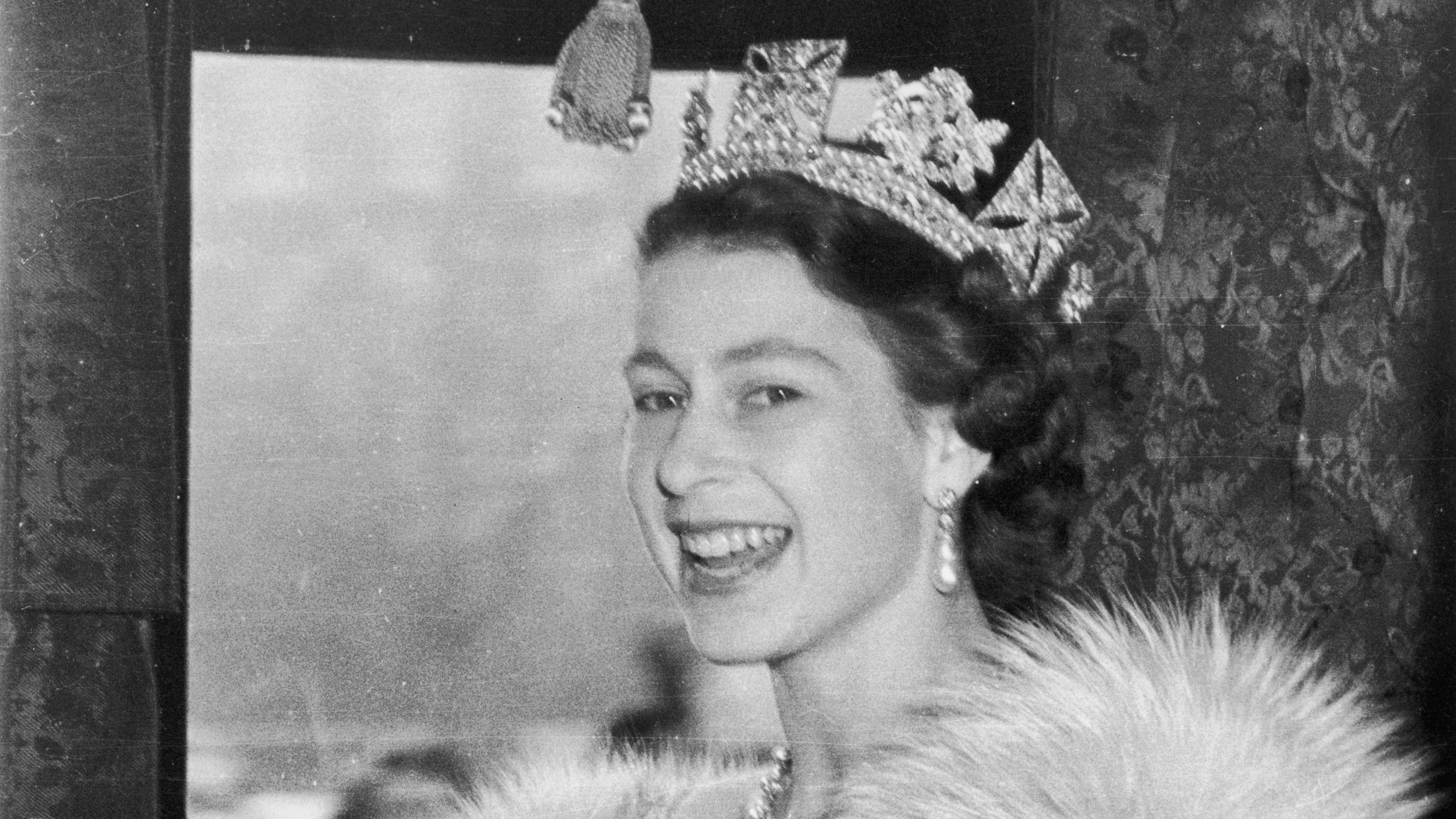 Königin Elizabeth II. ist eine junge Regentin, sie ist das Oberhaupt Grossbritanniens und weiterer 15 Länder aus dem Commonwealth-Verbund.