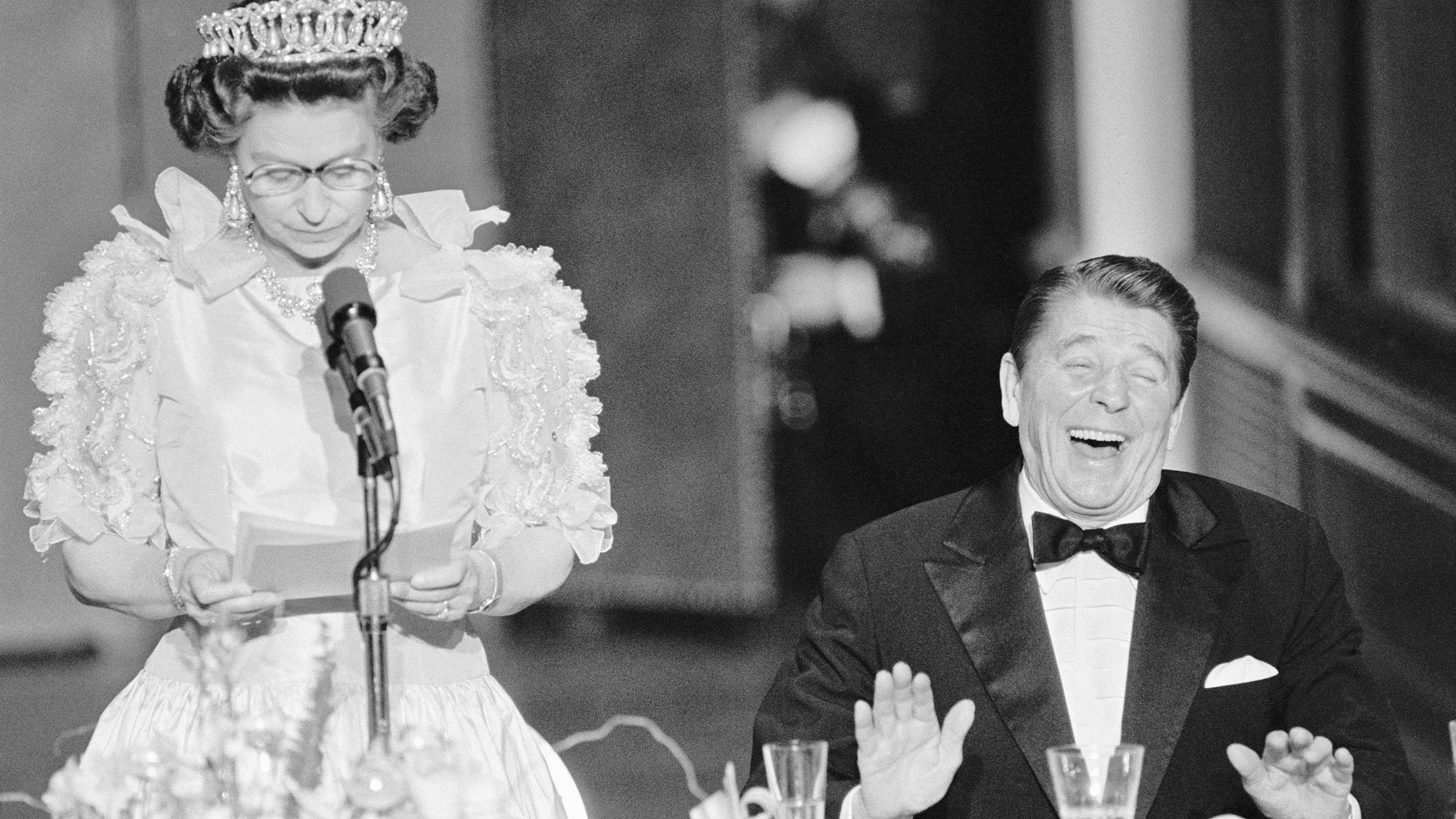 Und auch 14 US-Präsidenten hat sie in ihrer Regentschaft getroffen. Darunter Ronald Reagan, der sich über einen Wetter-Witz der Queen an einem Dinner im De Young Museum in San Francisco im März 1983 amüsiert. Kein Witz!