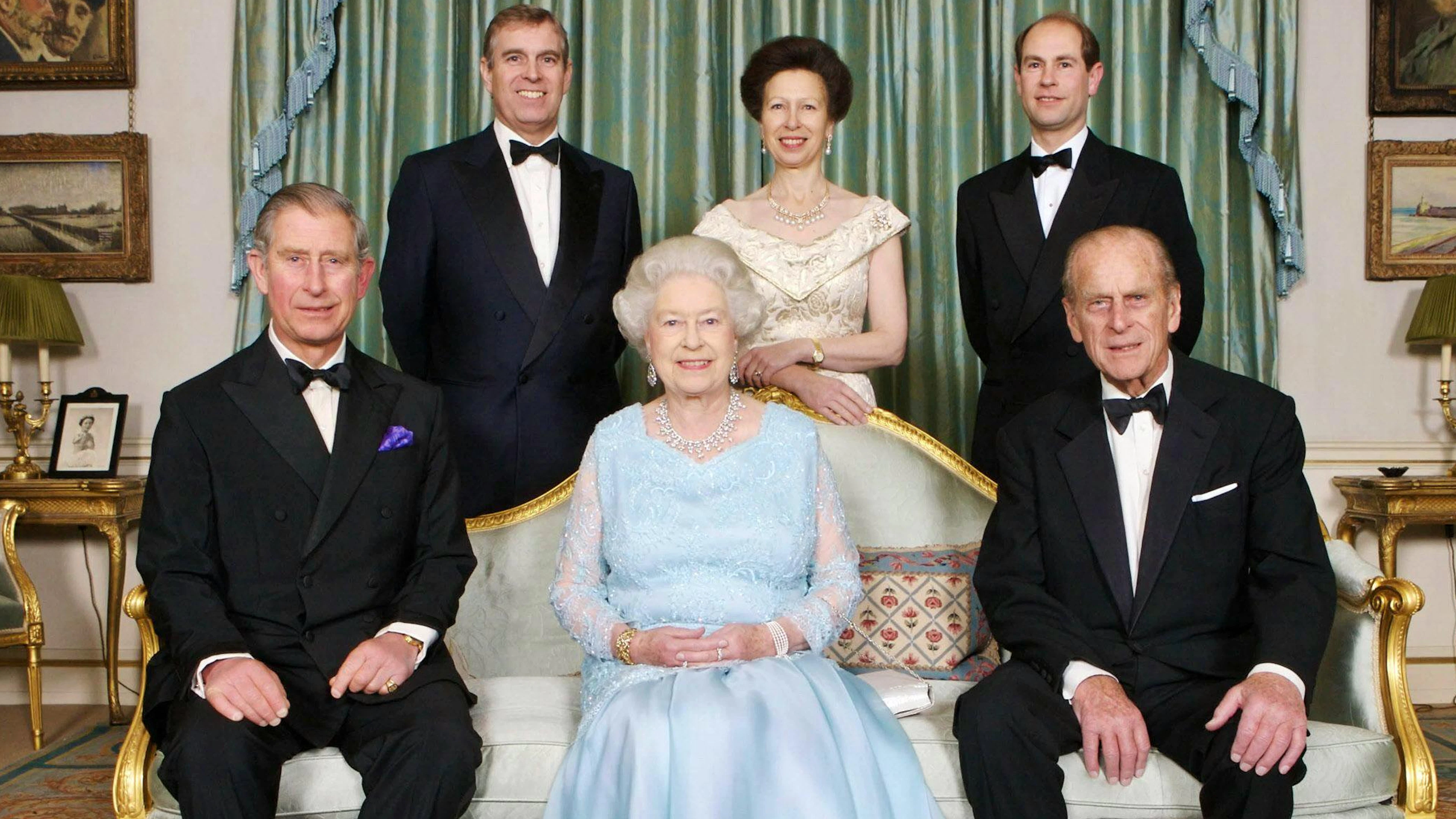 Ein Foto zum 60. Hochzeitstag der Queen 2007, der Diamant-Hochzeit: Neben der Queen sitzen Charles (l), Ehemann Philip. In der hinteren Reihe stehen Andrew, Anne und Edward (v.l.n.r).&nbsp;