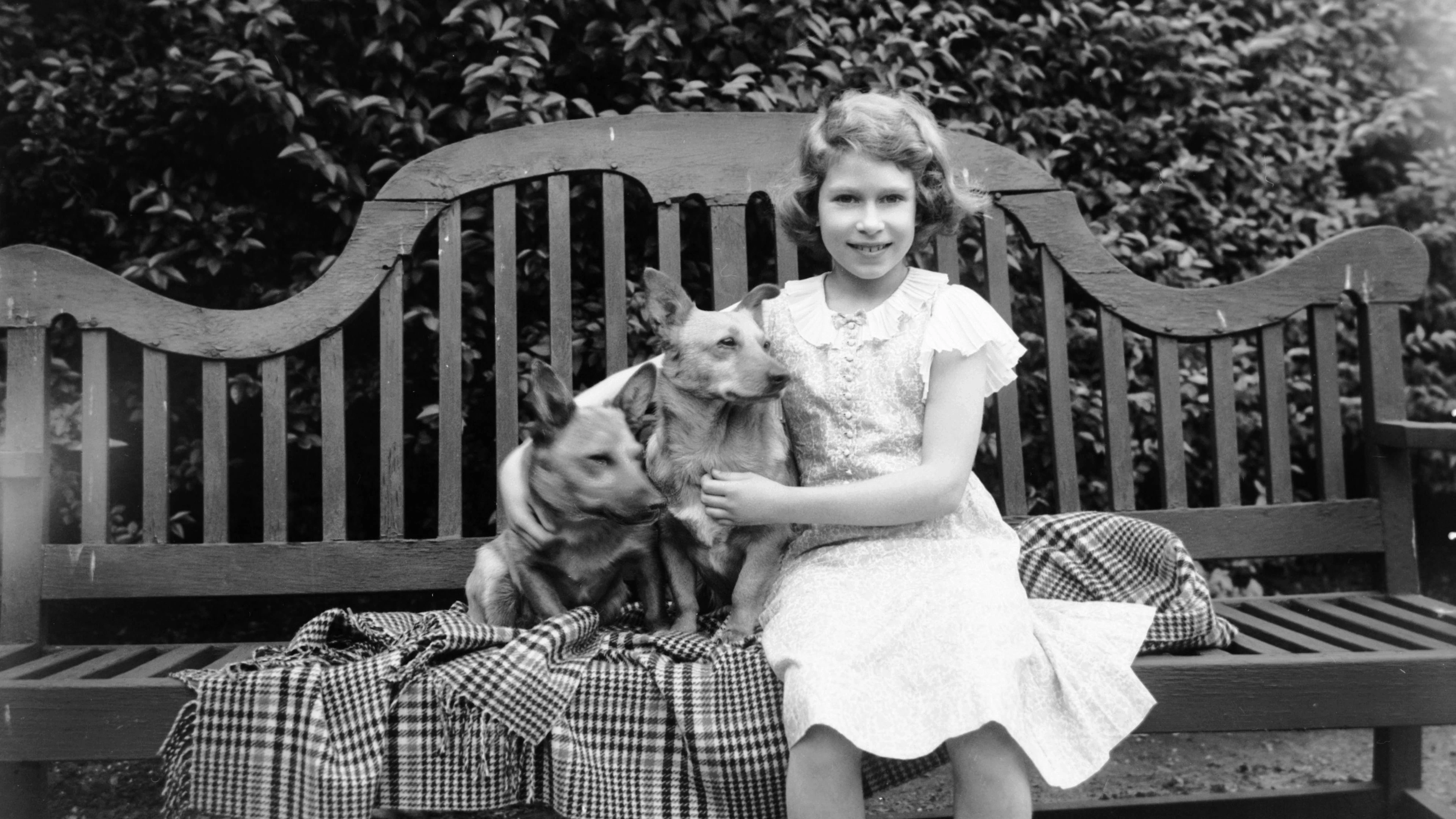 Es war einmal Elizabeth Alexandra Mary aus dem Hause Windsor. Am liebsten verbringt sie ihre Zeit im Garten mit ihren Corgi-Hunden. Hier mit neun Jahren in ihrem Zuhause am Piccadilly 145 in London. Danach zügelten die Royals standesgemäss in den Buckingham Palace.&nbsp;