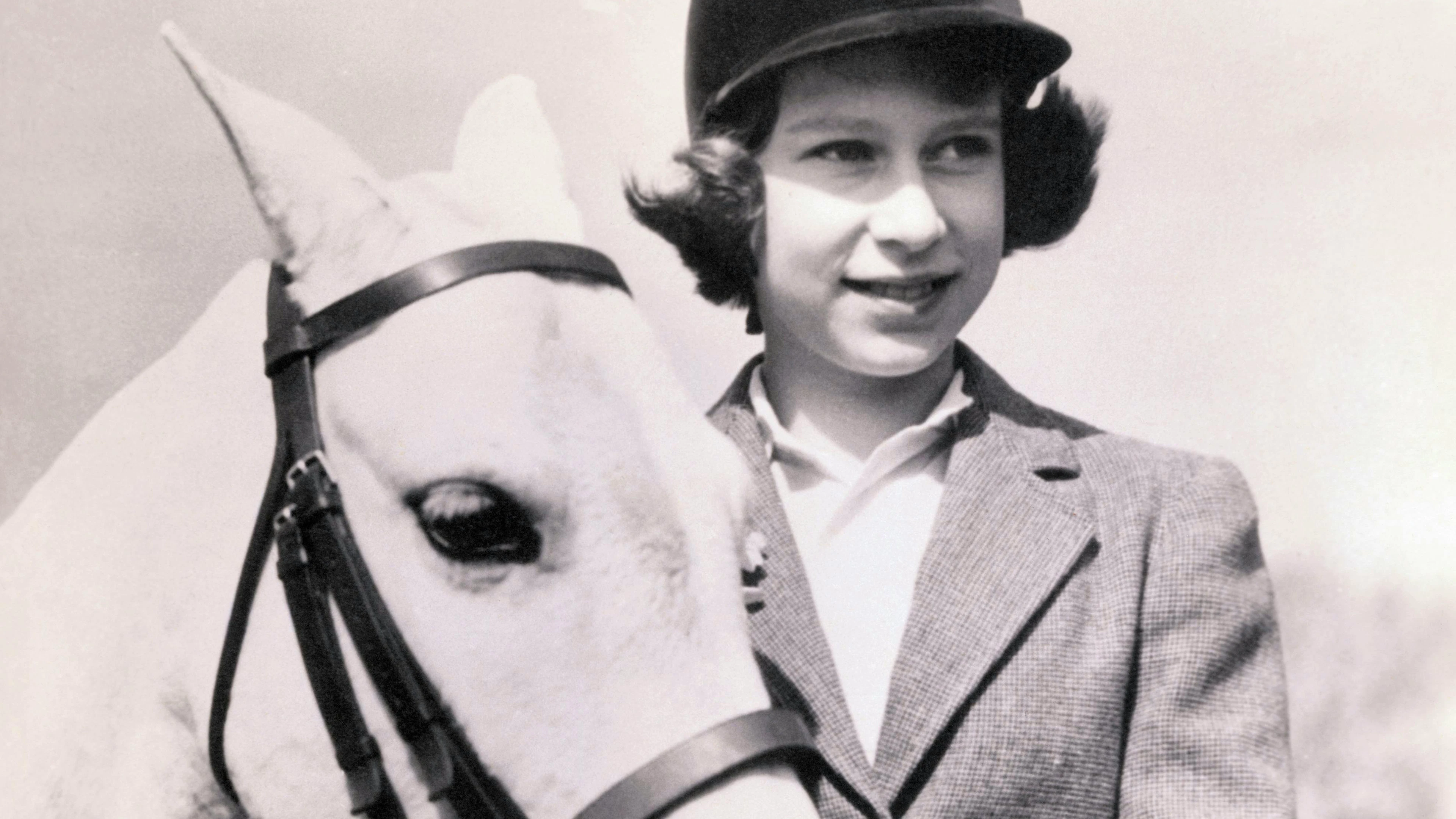 Ihre Liebe zu Pferden wird die künftige Monarchin ihr Leben lang begleiten. Auf diesem Bild mit ihrem Pony ist Elizabeth zehn Jahre alt.