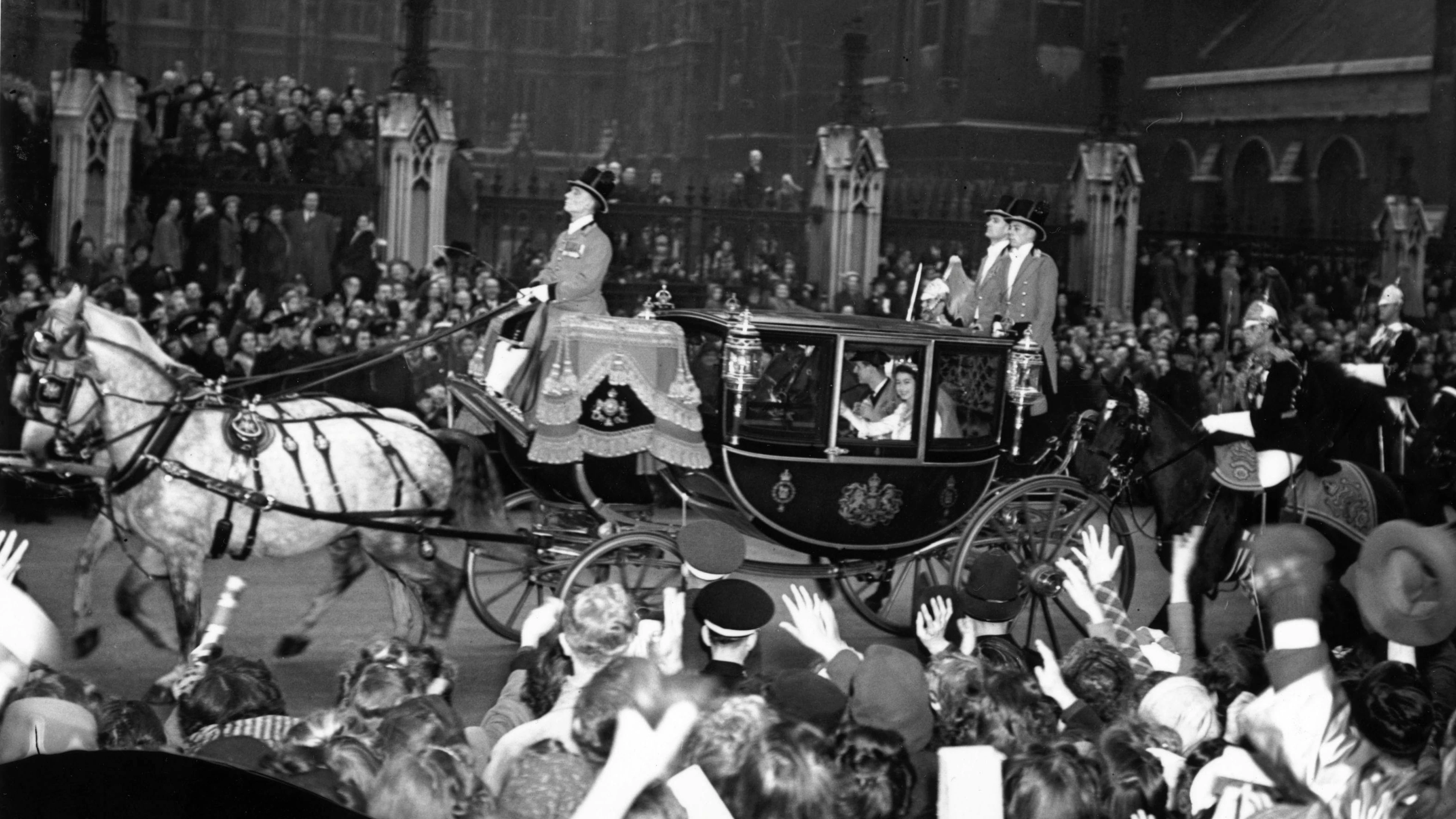 Die BBC zeichnet die Zeremonie auf, überträgt sie an 200 Millionen Menschen weltweit.&nbsp;Wegen der Rationierungen nach dem Zweiten Weltkrieg musste selbst Elizabeth ihr Hochzeitskleid mit Rationierungsmarken kaufen. Das Volk hilft mit und schickt ihr Marken zu.&nbsp;