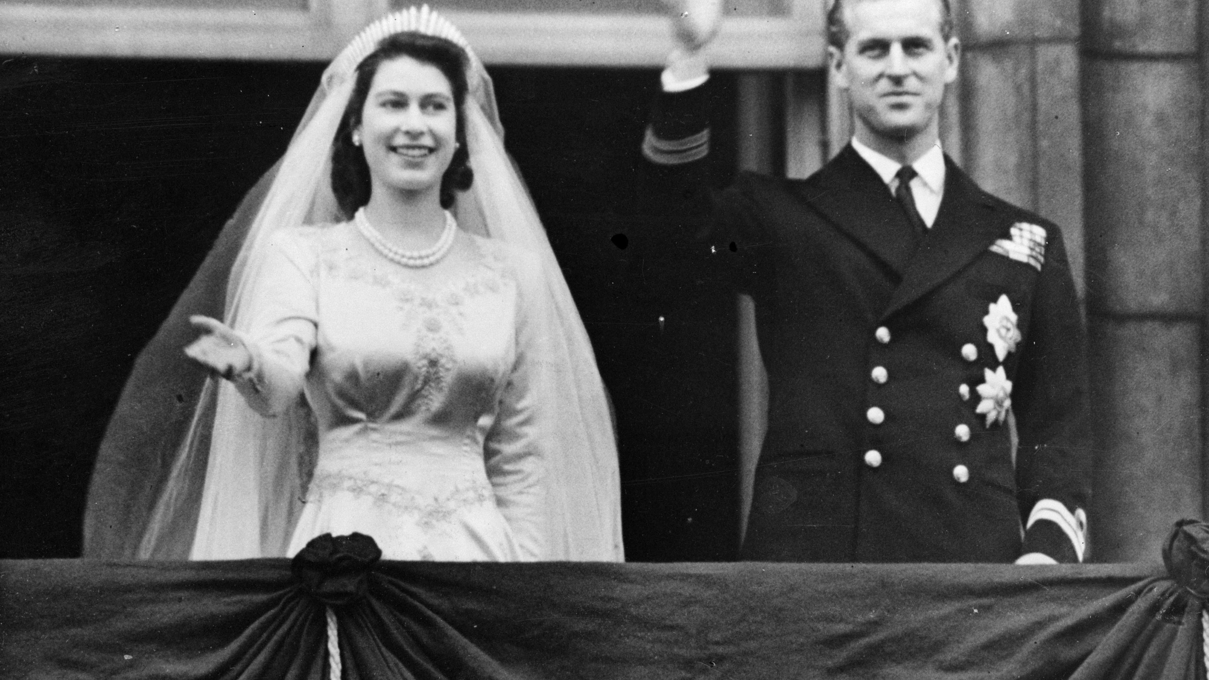 Für die royale Vermählung muss Philip seine ausländischen Royal-Titel ablegen. Er konvertiert zur Kirche von England und wird britischer Bürger. Er nimmt den Nachnamen Mountbatten an, die englische Version des Mädchennamens seiner Mutter.&nbsp;