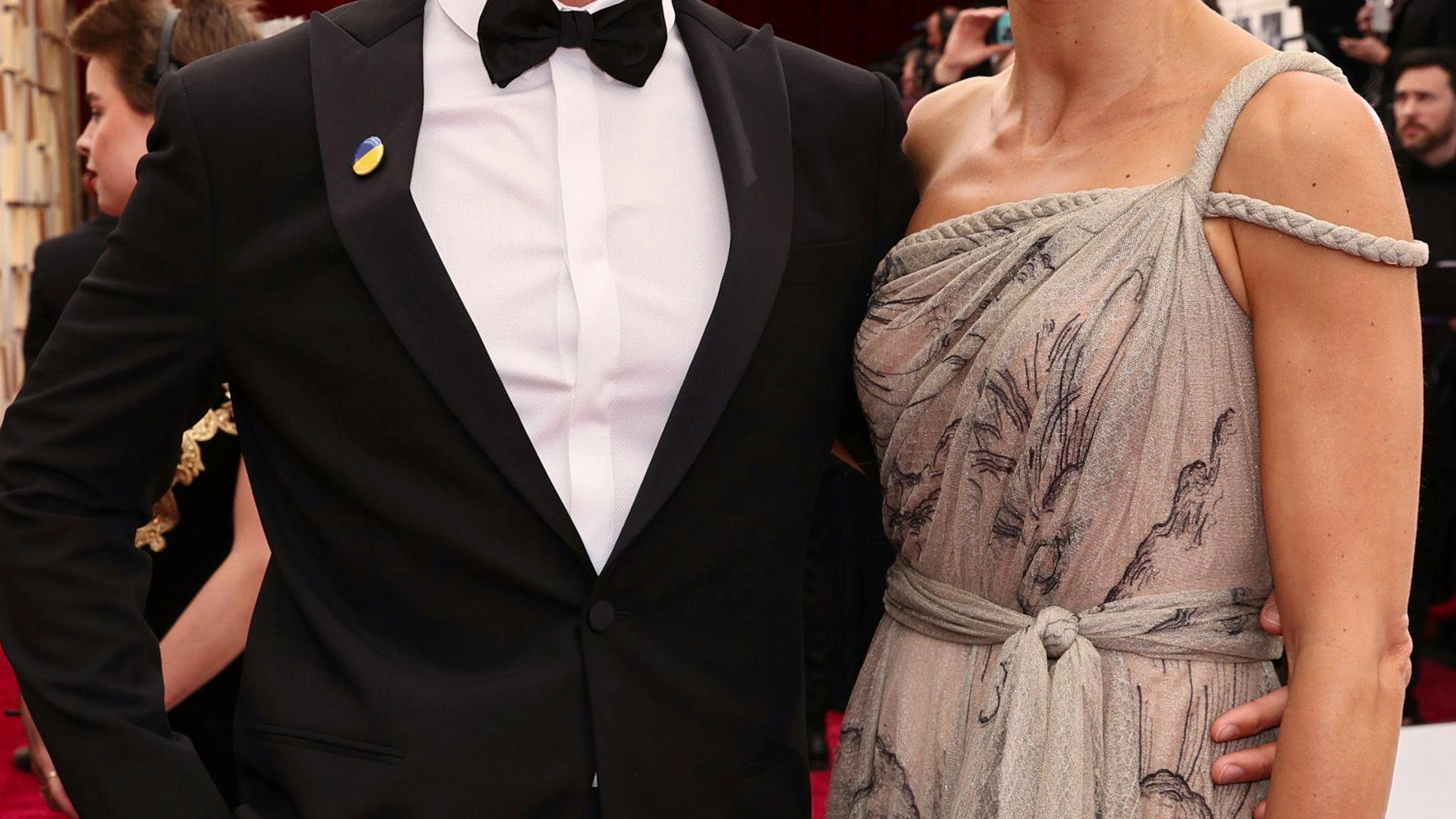 Benedict Cumberbatch mit Ehefrau Sophie Hunter und Ukraine-Pin.