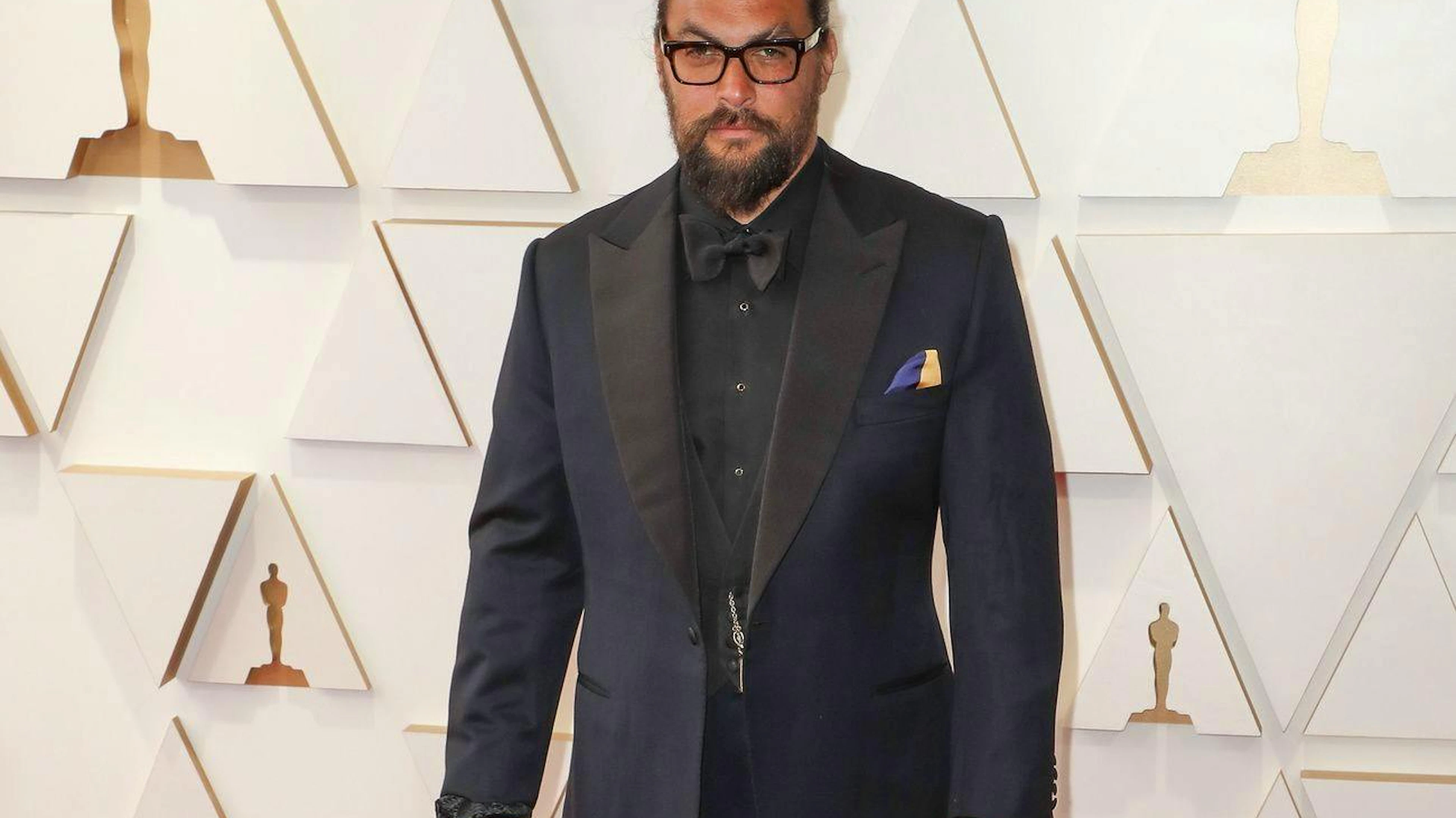 Auch Jason Momoa zeigte Flagge beim Einstecktuch.