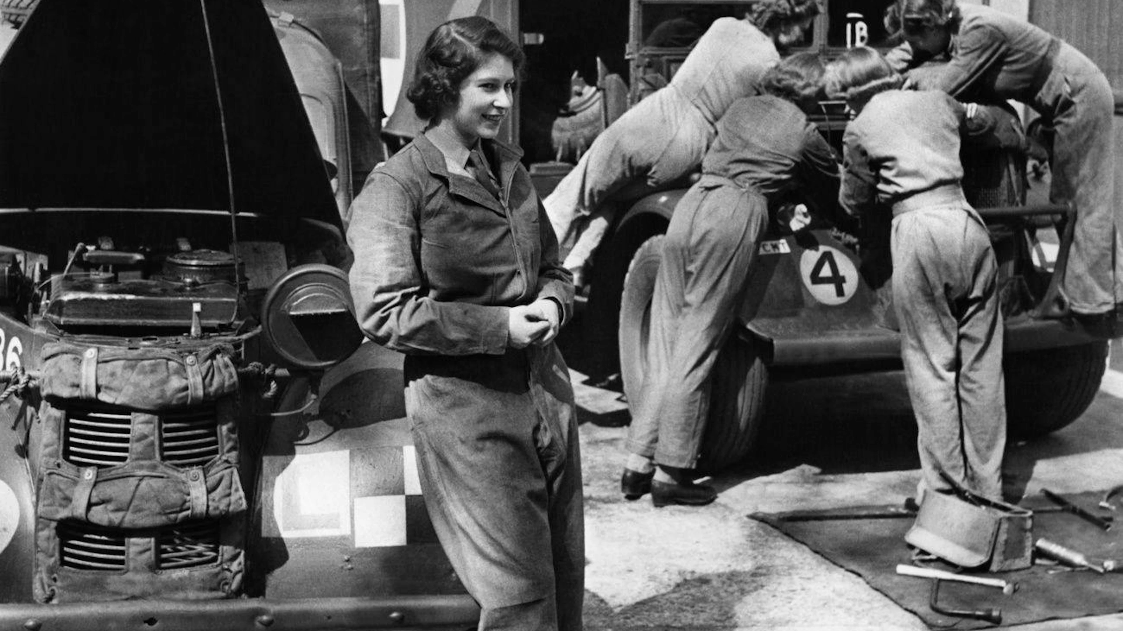 Als erstes weibliches Mitglied des britischen Königshauses leistet sie Militärdienst. Das Bild entsteht im April 1945 in Südengland. Dort repariert sie als als Teil des Auxiliary Territorial Service ATS den Lastwagen neben ihr.&nbsp;
