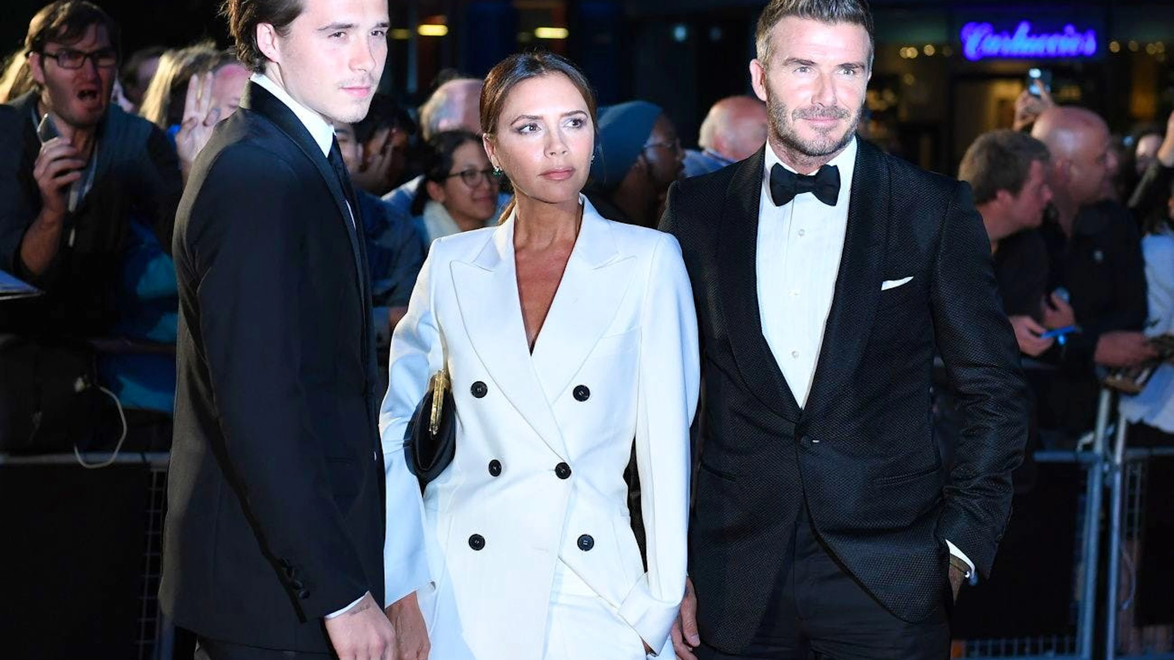 Brooklyn Beckham ist der älteste Sohn von David und Victoria Beckham. Hier sieht man die drei an einer Award-Show in London in 2019.&nbsp;