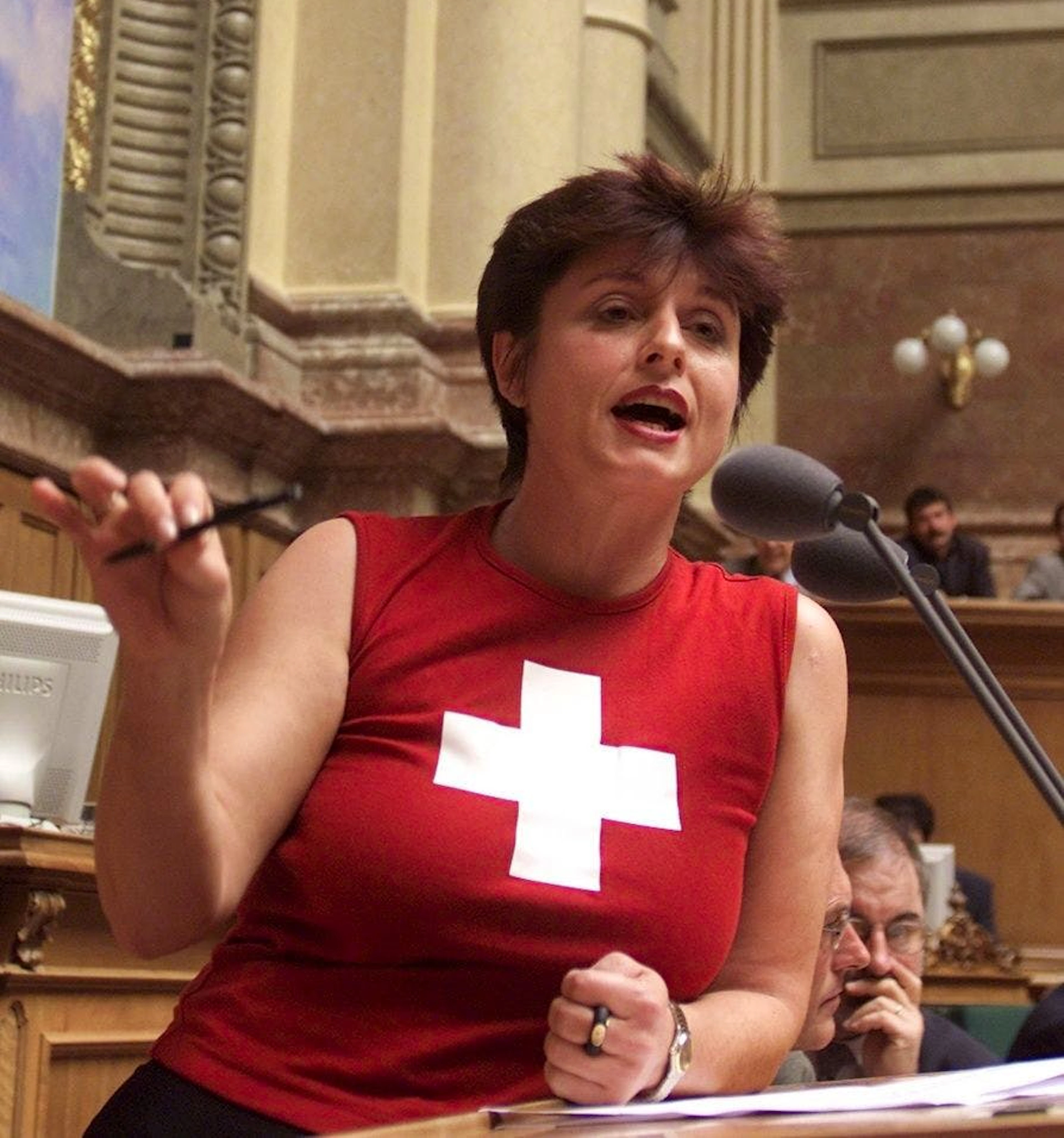 Unvergessen ist der Auftritt von SP-Nationalrätin Anita Fetz, die 2001 in einem roten und mit Schweizerkreuz bedruckten Kurzarm-T‑Shirt für den UNO-Beitritt warb.