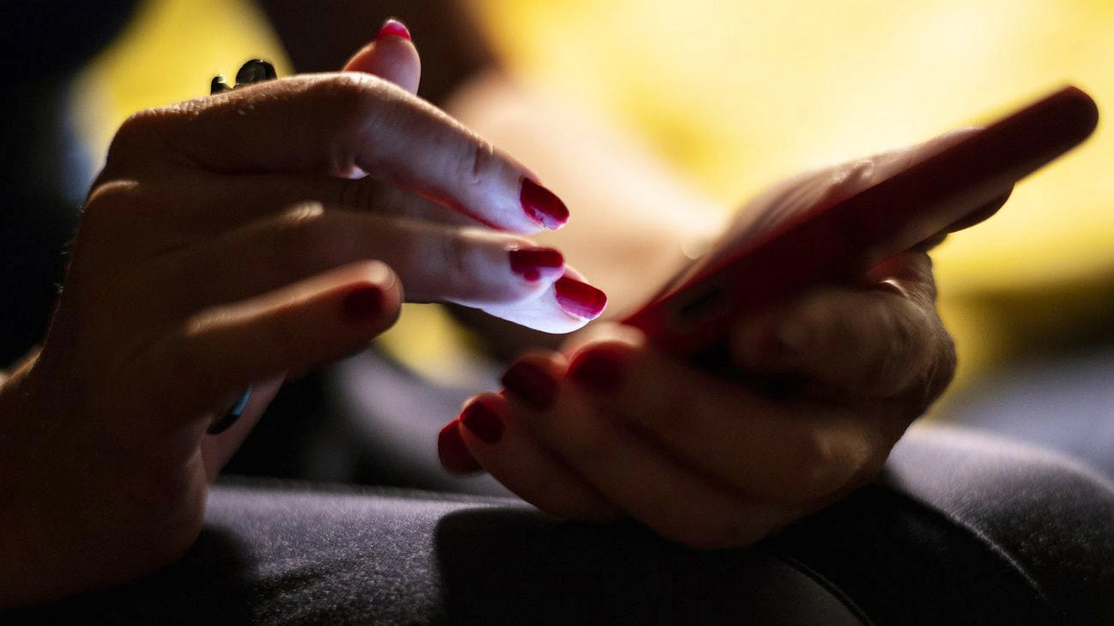 La dépendance au smartphone ou nomophobie (de l'anglais No-Mobile-Phone-Phobia) désigne des symptômes pathologiques et des sentiments d'anxiété ou des changements de comportement lorsque le smartphone n'est pas disponible.