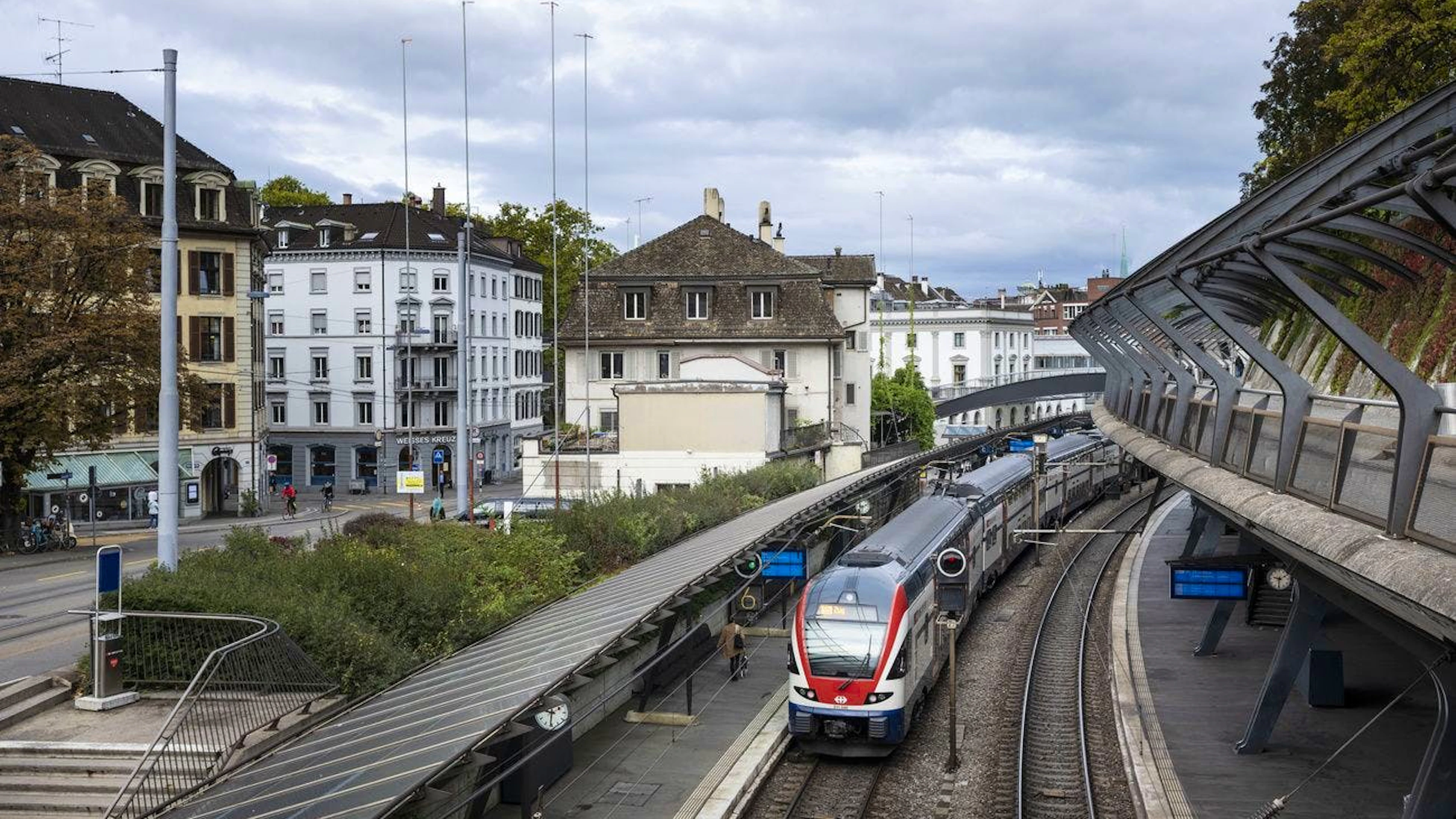 Am Bahnhof Zürich Stadelhofen ist der Zugverkehr am Freitagmorgen bis mindestens 12 Uhr unterbrochen.