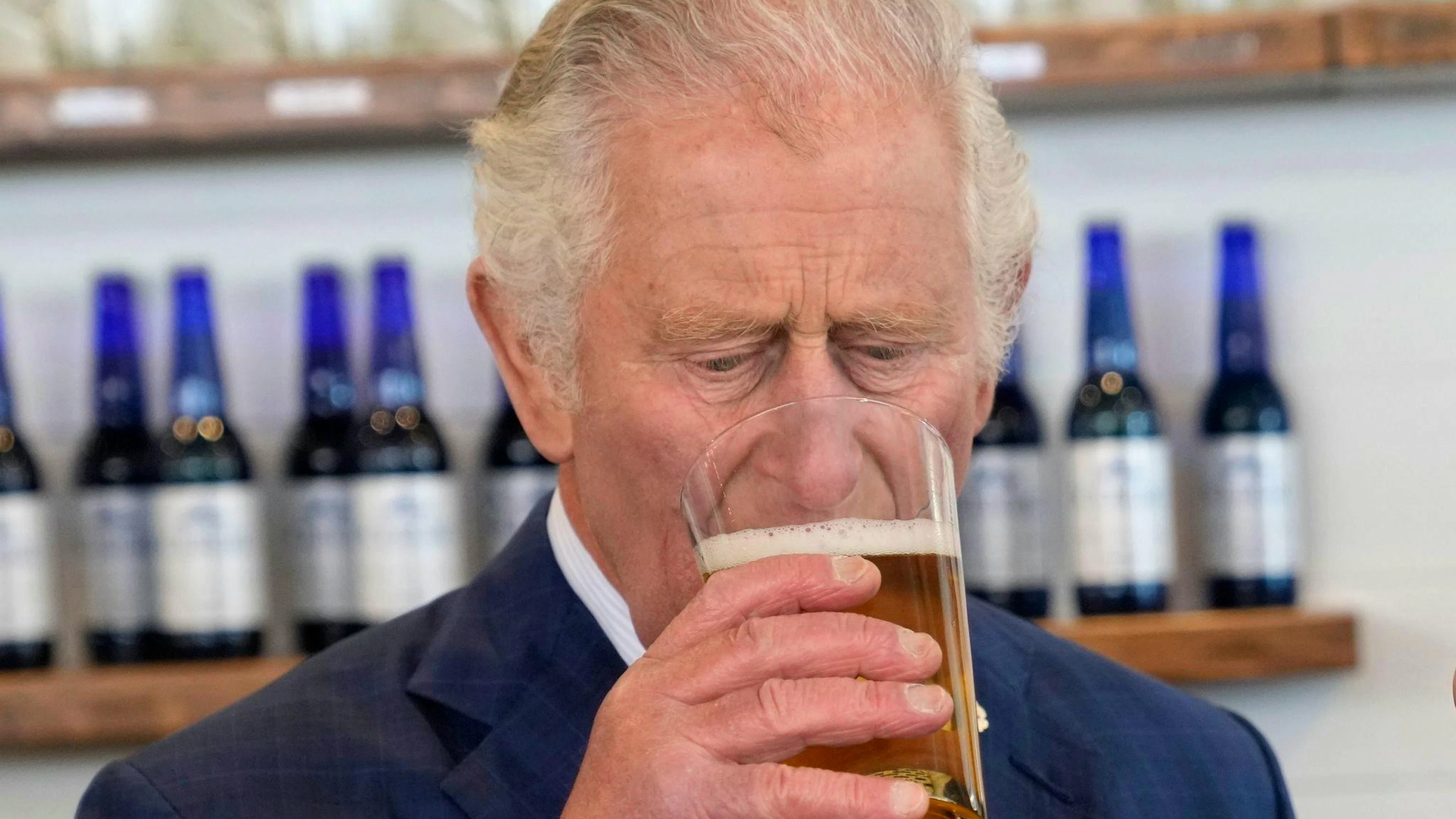 Der Nachfolger der Monarchin&nbsp;ist ihr Erstgeborener Prinz Charles. Eine neue Rolle, die ihm nicht zu sehr behagen soll. Hier ist er bei einer Bier-Degustation in der Quidi-Vidi-Brauerei im kanadischen St. John's während eines öffentlichen Auftritts zu sehen.