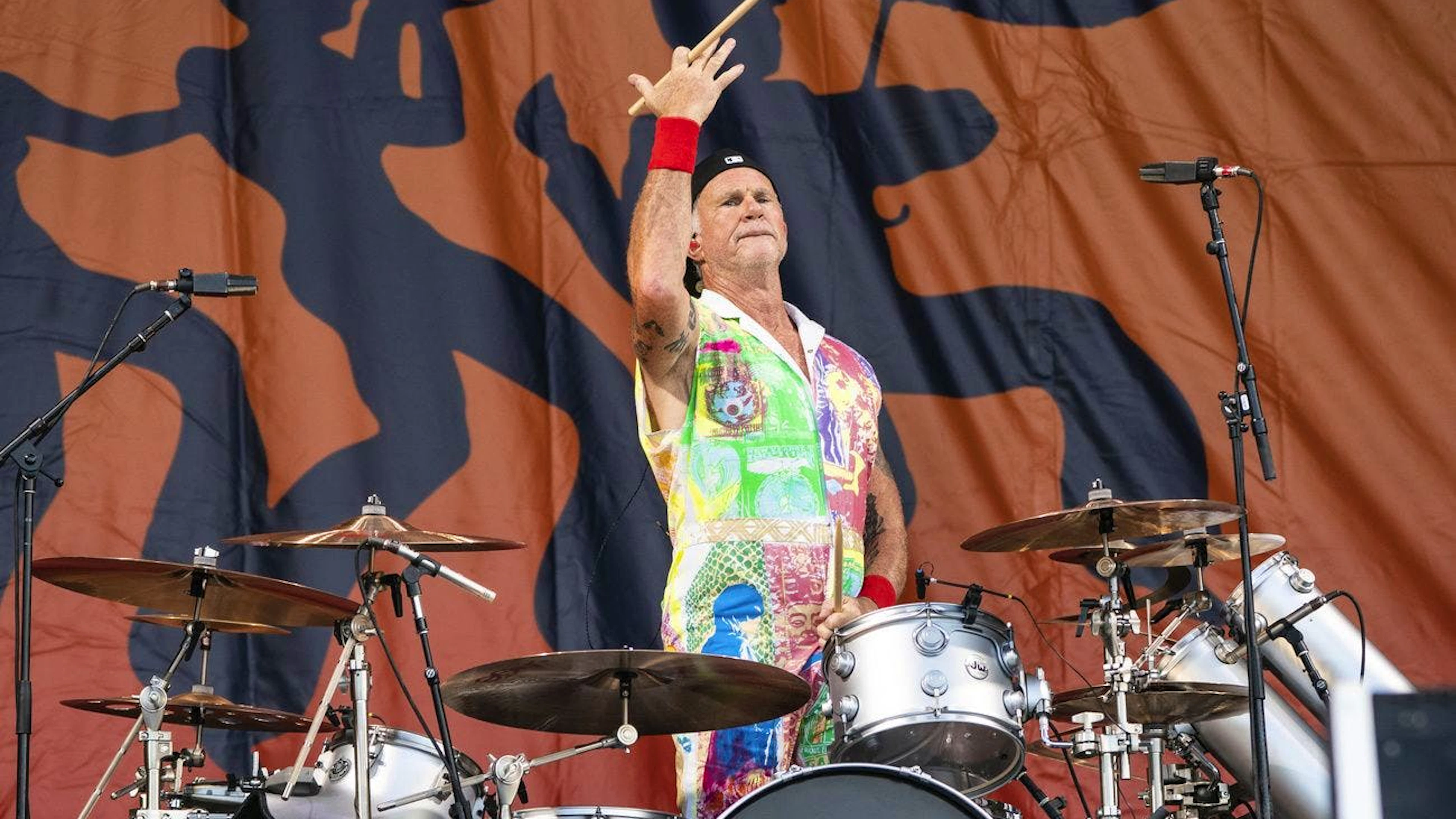 Chad Smith, dem Drummer der Red Hot Chili Peppers, soll er erzählt haben, dass er auf einem Flug zusammengebrochen sei. Smith distanzierte sich von dem Artikel.&nbsp;