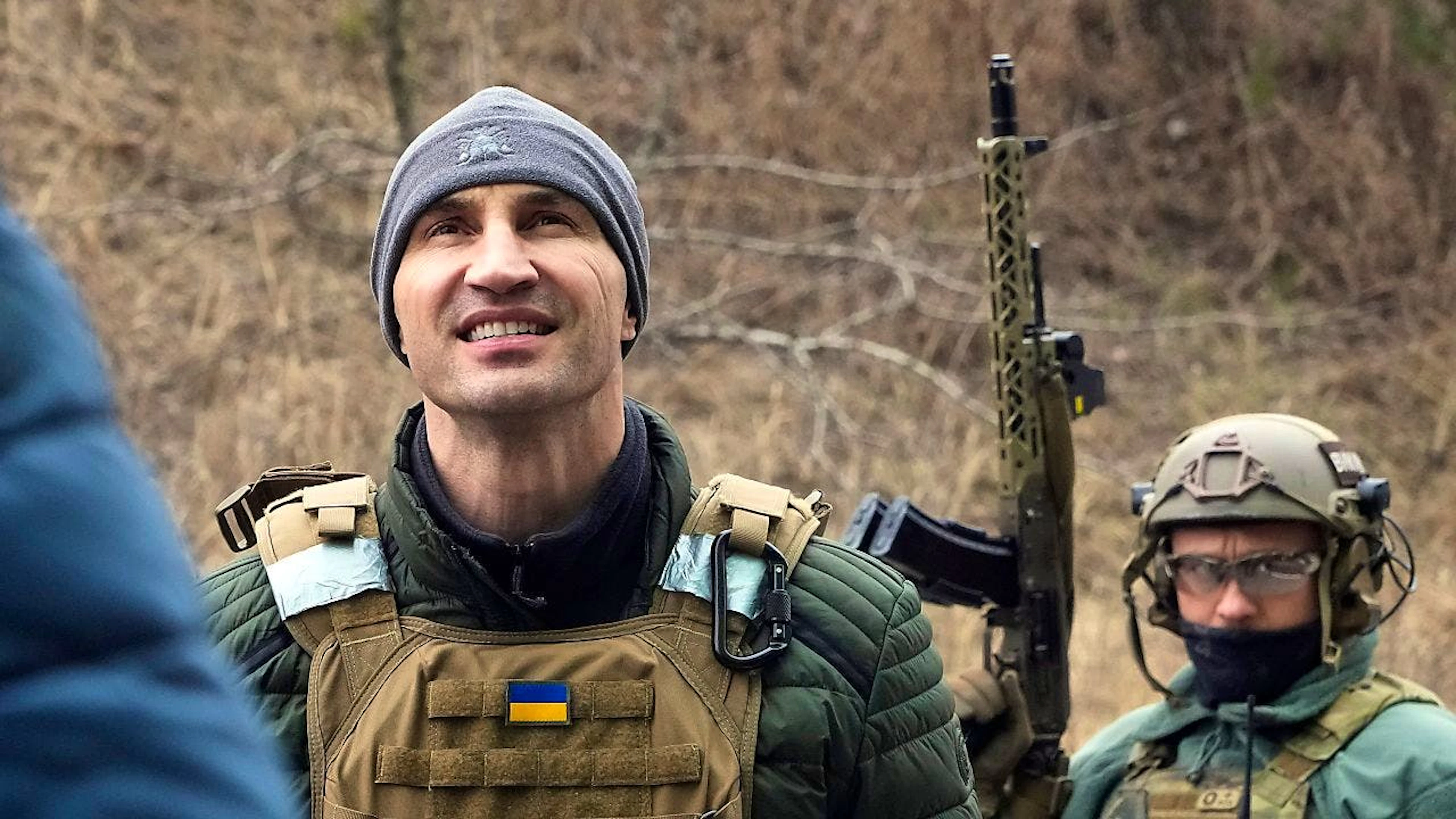 Hier sieht man den frühere Box-Weltmeister Wladimir Klitschko beim Besuch eines militärischen Checkpoints in der ukrainischen Hauptstadt Kiew im März. Er richtete einen Tweet an Bohlen und fragte ihn, ob es ihm egal sei, wenn Menschen sterben. Ausserdem lud er den Pop-Titan in die Ukraine ein.