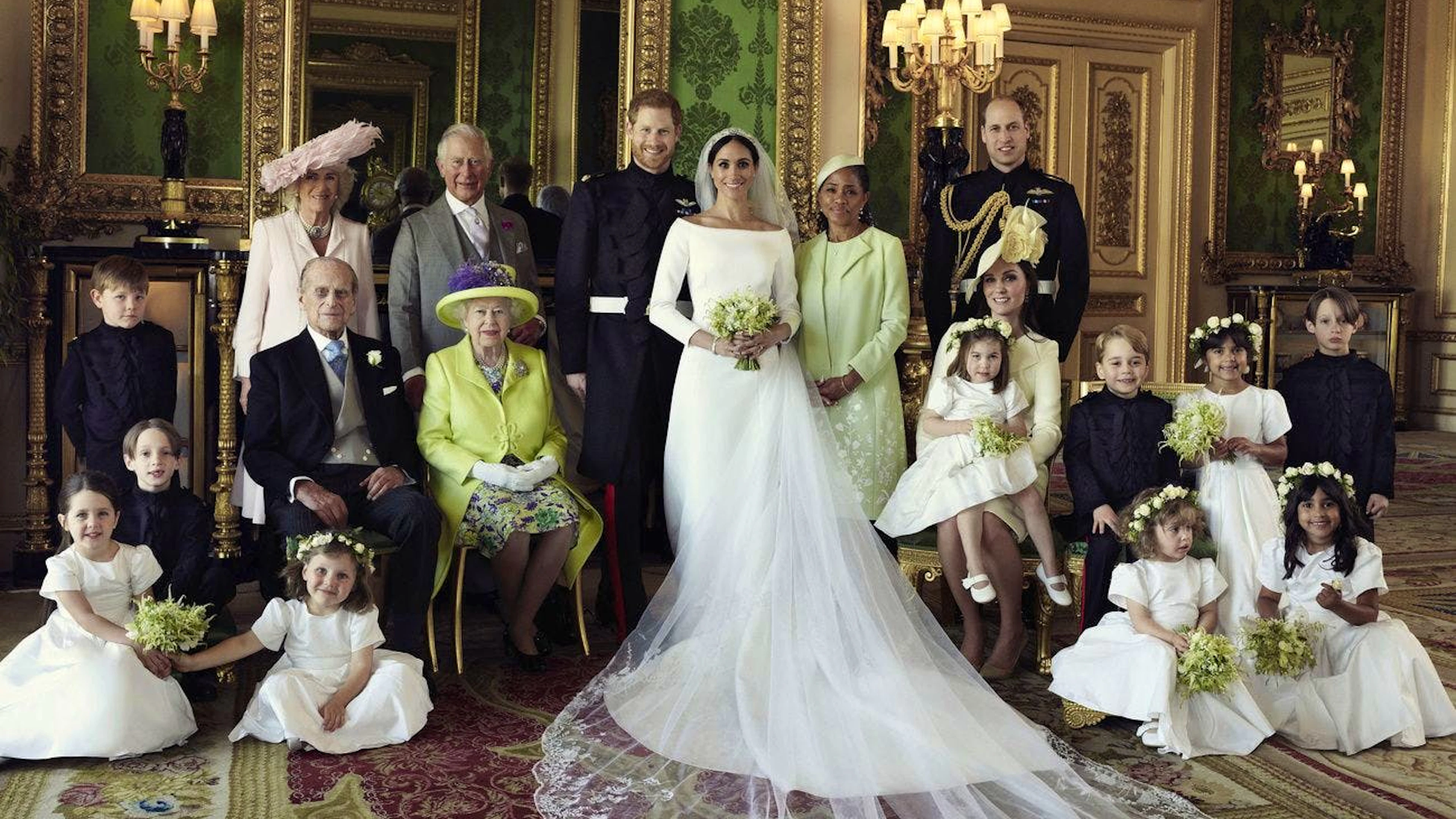 Lächeln für den Hoffotografen, trotz möglicher innerfamiliärer Unstimmigkeiten: Das offizielle Hochzeitsbild von Prinz Harry und Herzogin Meghan.