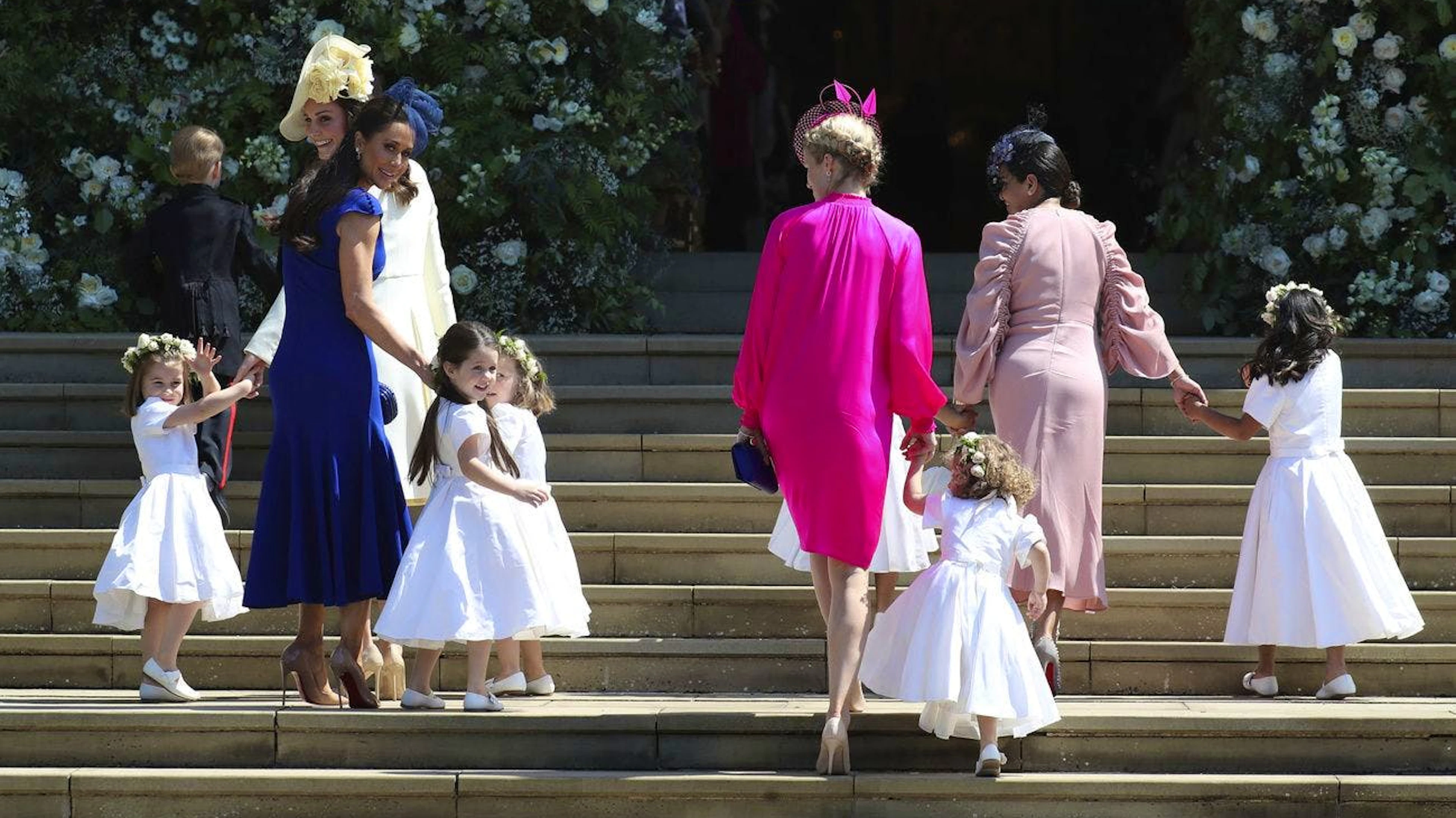 Tina Brown erzählt in ihrem Buch, wie kurz vor der Hochzeit von Meghan und Harry die Spannungen zwischen den künftigen Schwägerinnen zunehmen. Bei der Anprobe für die Blumenmädchen (Bild) soll es zu einer heftigen Auseinandersetzung zwischen Kate und Meghan gekommen sein.