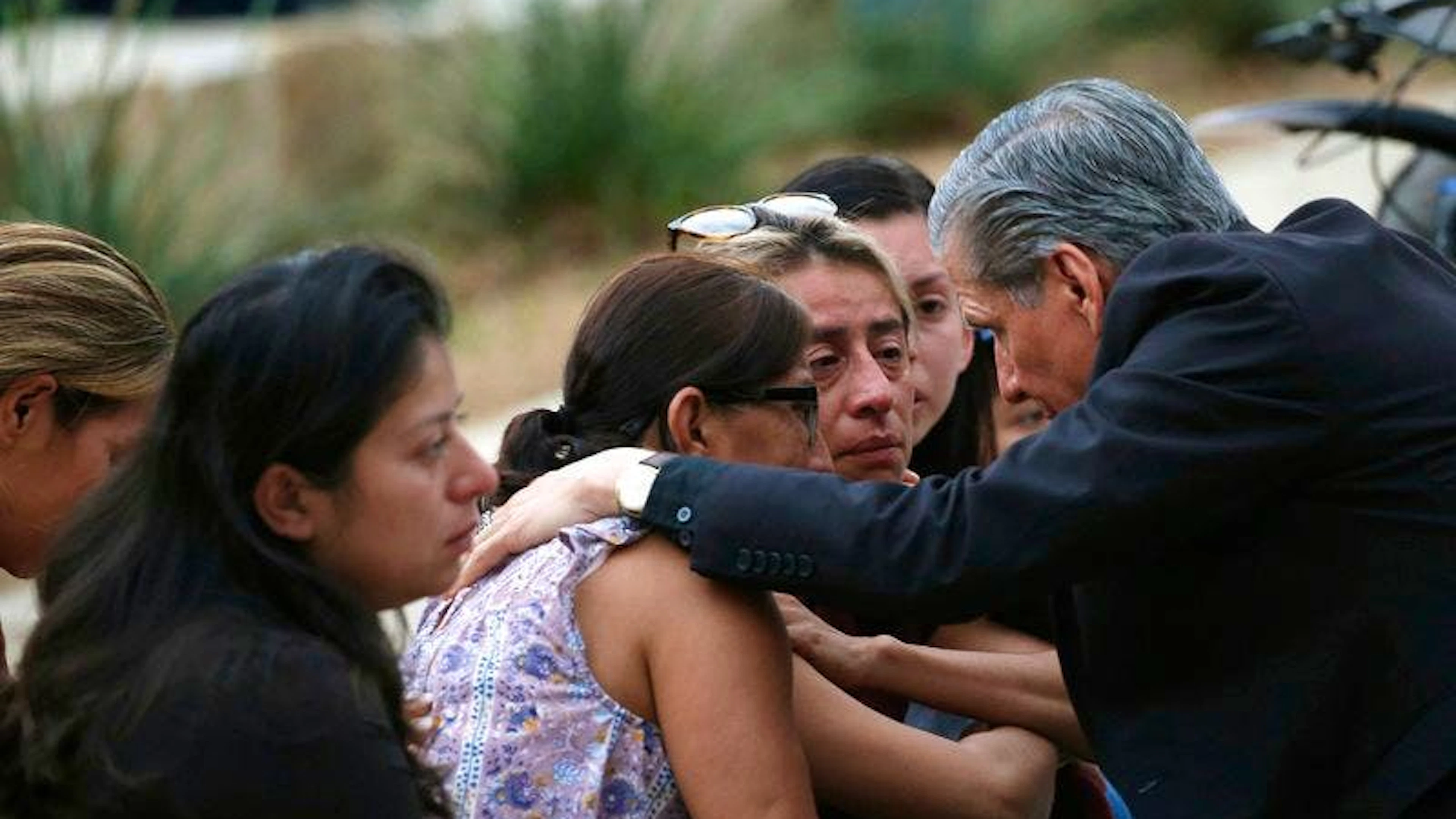 Gustavo Garcia Seller (r), Erzbischof von San Antonio, tröstet Familien vor dem Civic Center. Dort mussten viele Eltern stundenlang auf Nachrichten zu ihren Kindern warten.