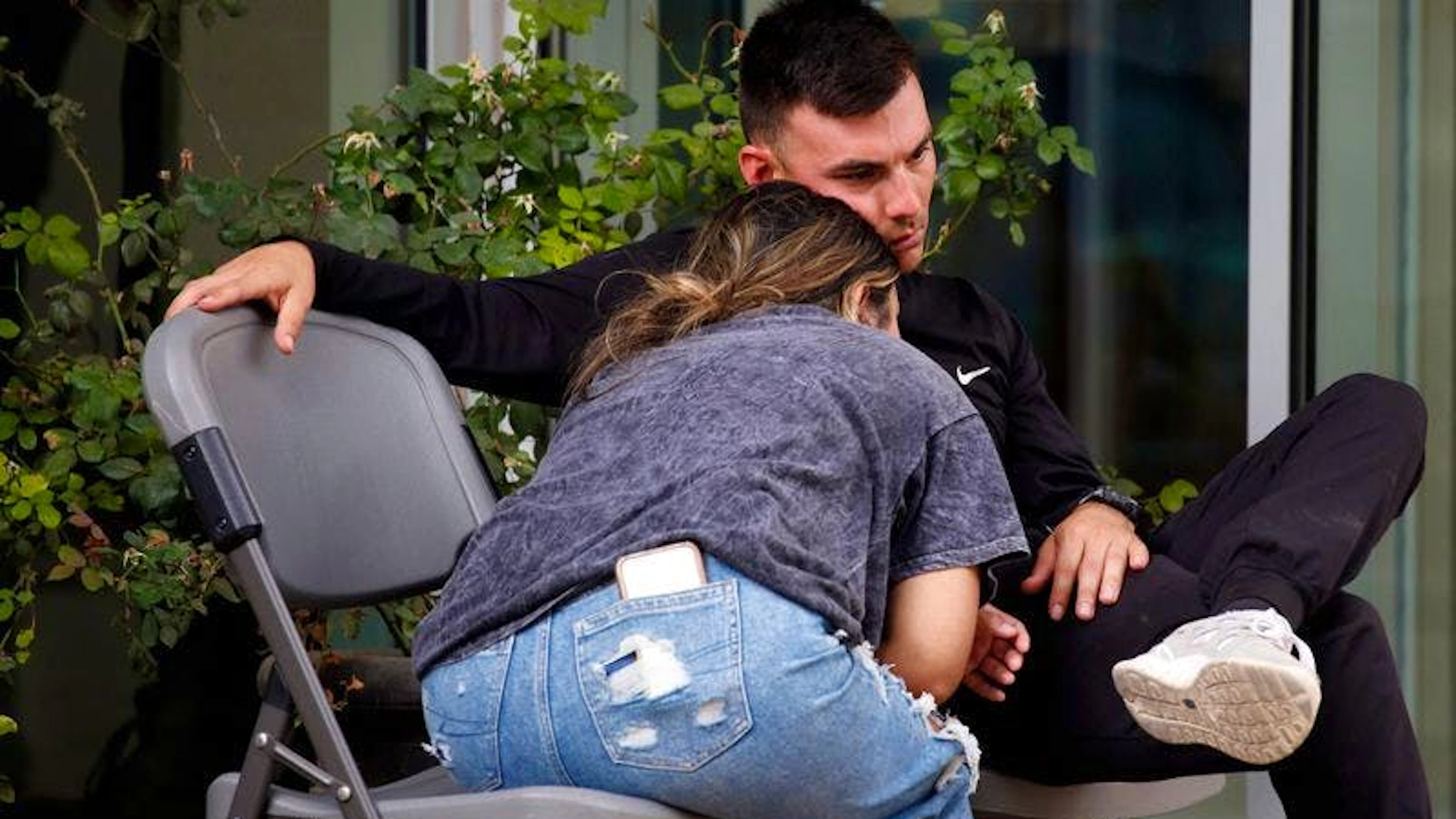 Menschen warten vor dem Civic Center in Uvalde.