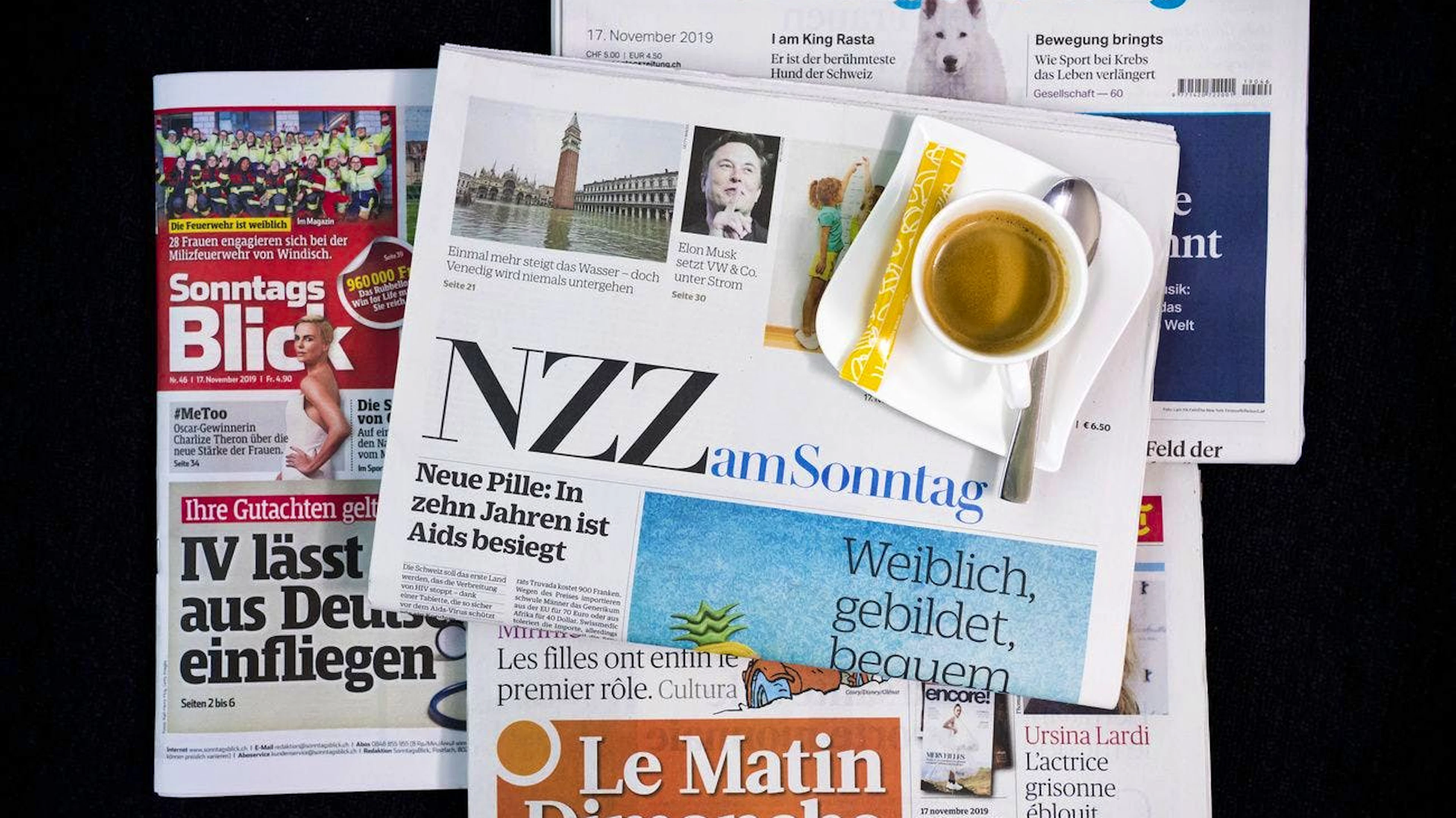 Une vue sur les quatre exemplaires des journaux du dimanche, avec la Sonntags Zeitung, le Sonntags Blick, Le Matin Dimanche et la NZZ am Sonntag (archives).
