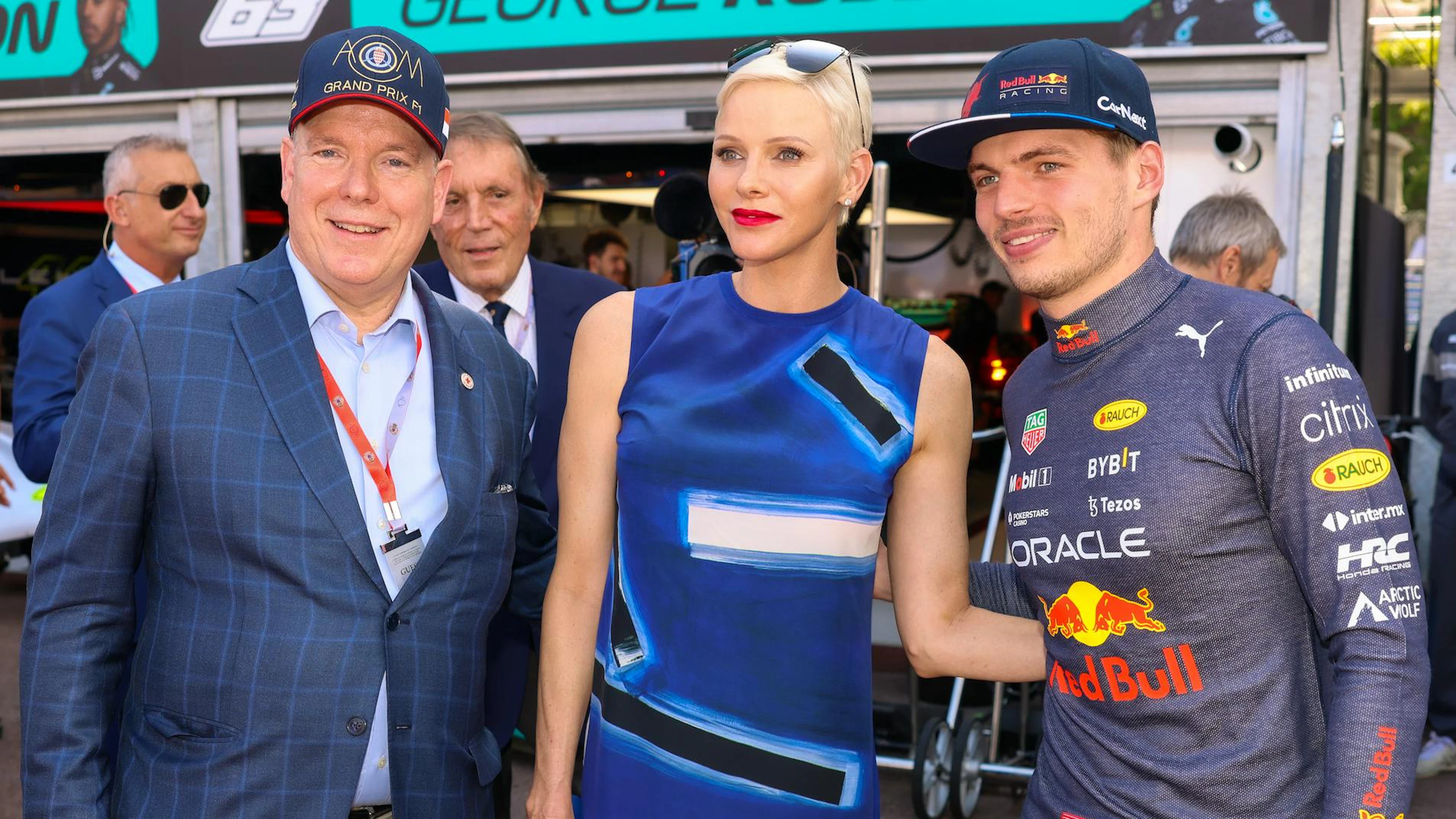 Albert und Charlène lächeln mit Formel-1-Star Max Verstappen um die Wette.