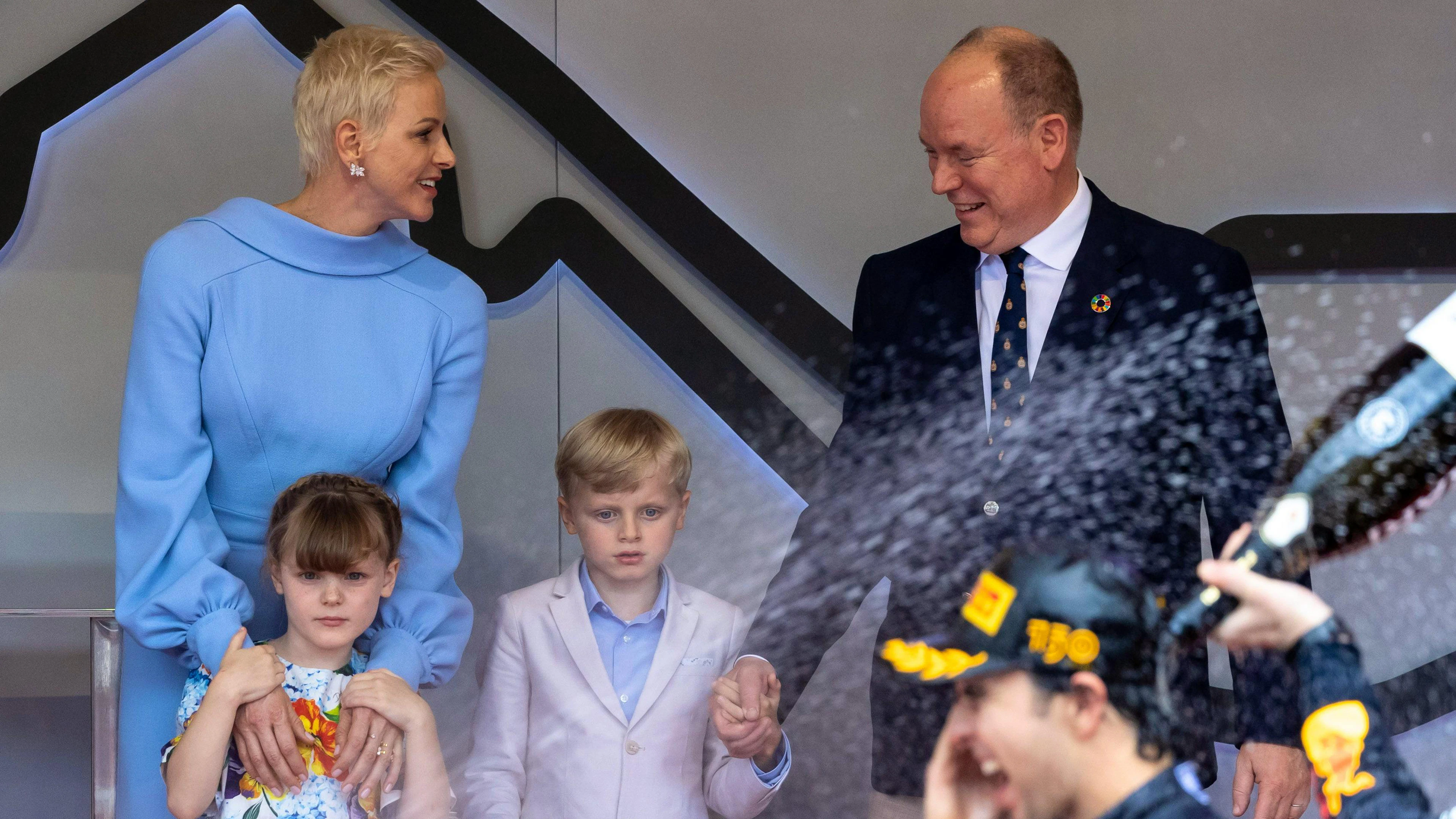 Ein selten gewordenes Bild: Fürstin Charlène (links) und Fürst Albert von Monaco haben zusammen mit ihren Zwillingen Spass am Grossen Preis von Monaco.