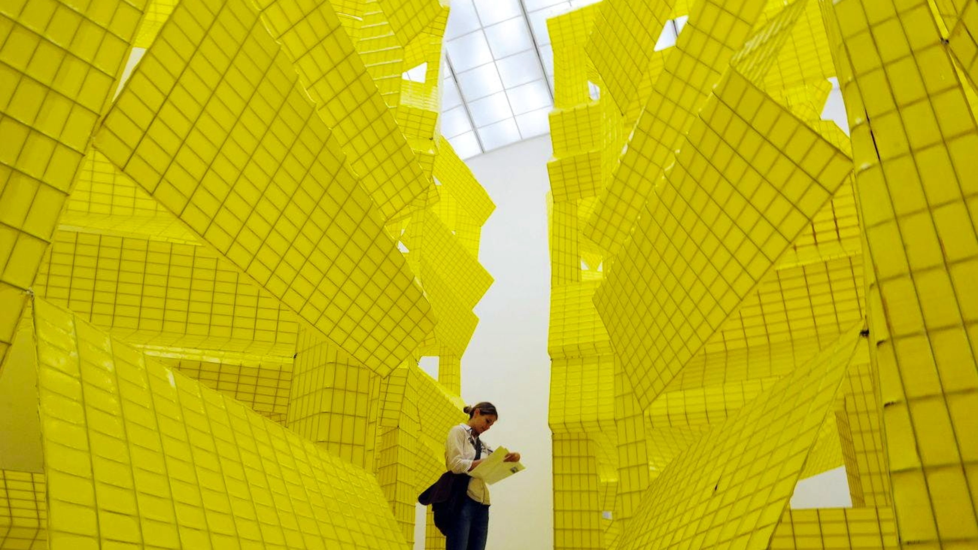 Eine Besucherin betrachtet im Juni 2011 im Museum für Moderne Kunst (MMK) in Frankfurt am Main die Installation «outdoor - yellow 13». Eine ähnliche Installation wurde im Jahr 2005 in derselben Stadt zerstört. 
