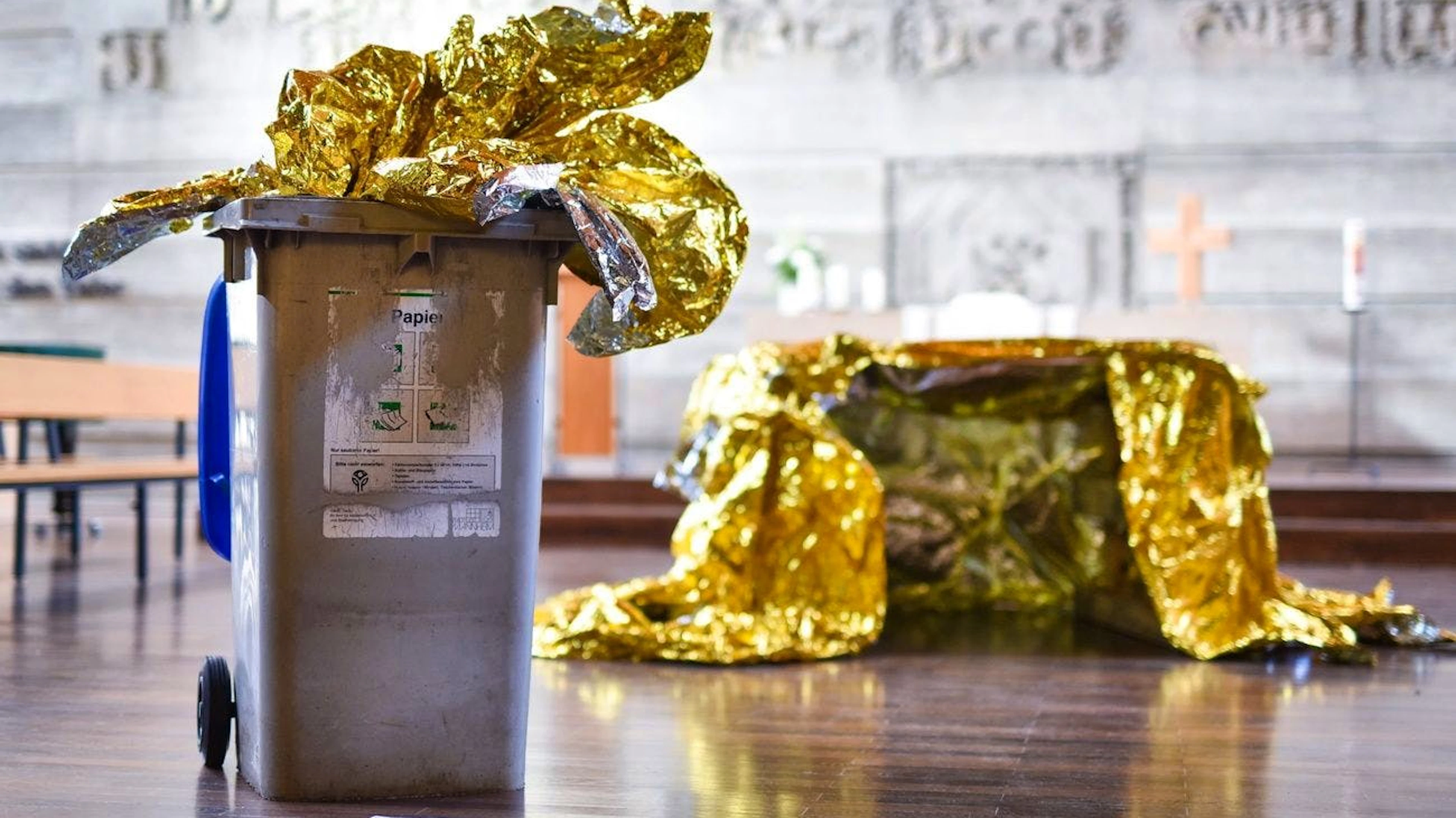 Die Künstlerin Romana Menz-Kuh integrierte die Beschädigung ihrer Installation gleich in ihr Werk. EPA/UWE ANSPACH