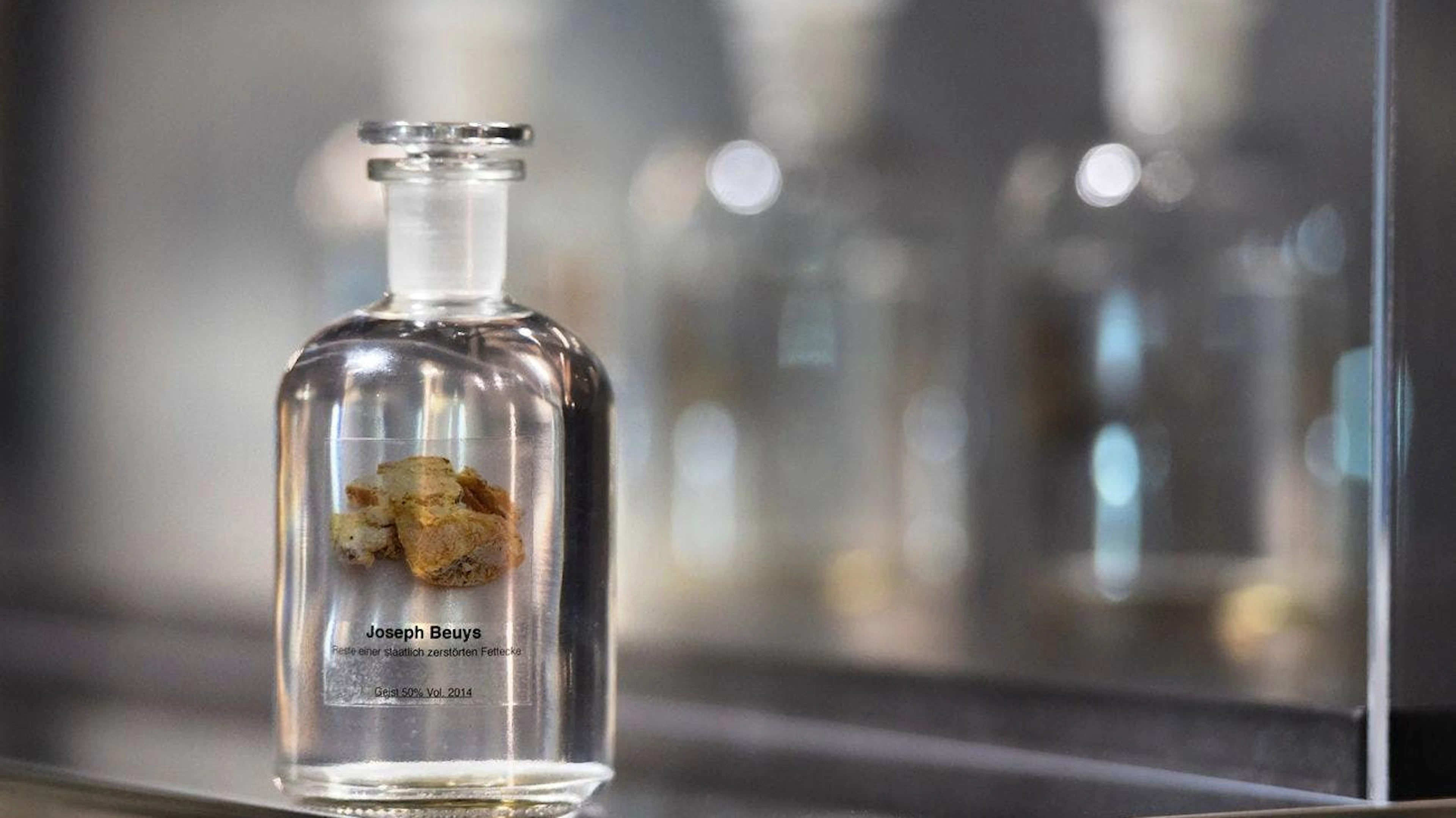 Die Überreste von Beuys' Kunstwerk «Fettecke», das aus fünf Kilogramm Butter in einer Ecke seinem Atelier bestand, wurden von drei Künstlern zu Schnaps verarbeitet und ausgestellt.  