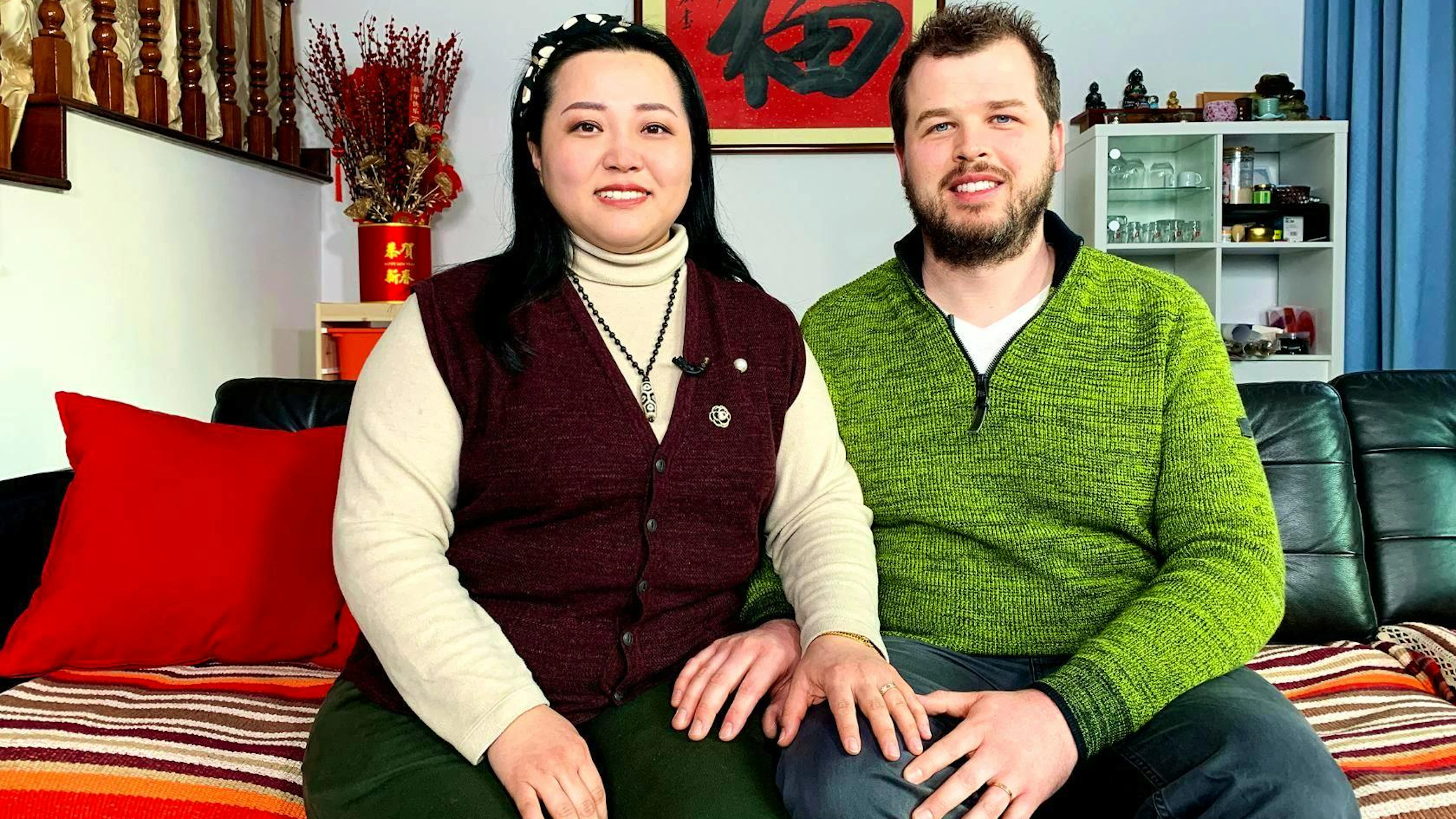 Mathias und Sharon Manser in der chinesischen Millionenstadt Wuxi. Ihre Liebesgeschichte wird in der SRF-Sendung «Hin und weg» erzählt. Mona Vetsch moderiert durch das Format, bei dem auch …