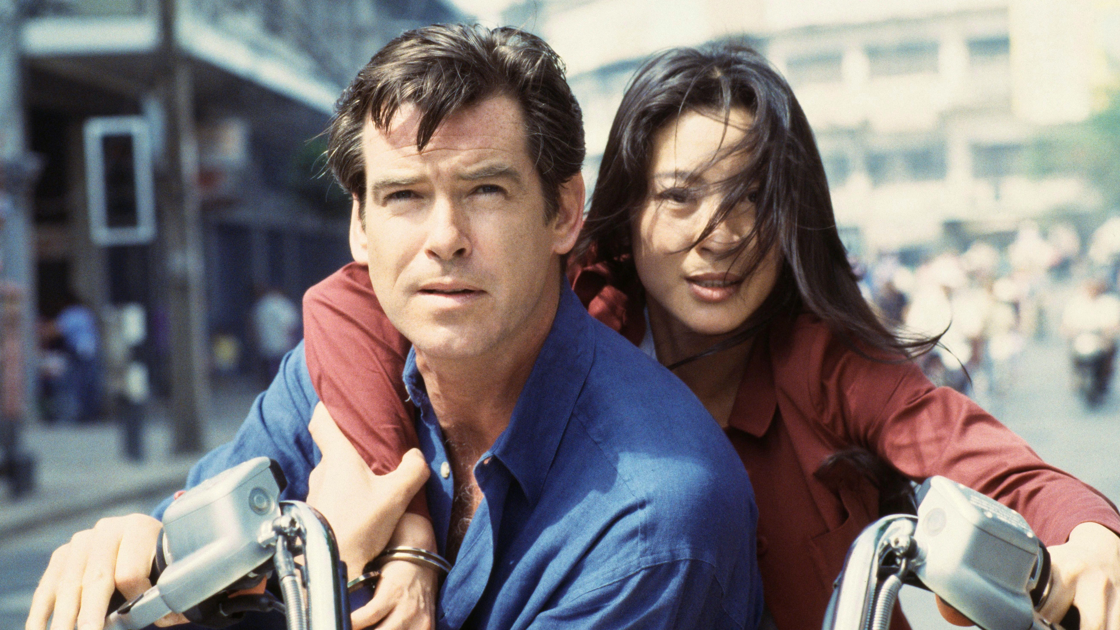 Ja, Michelle Yeoh war auch in einem James Bond, früher in ihrer Karriere spielte sie neben Pierce Brosnan in «Tomorrow Never Dies» (1997) mit.
