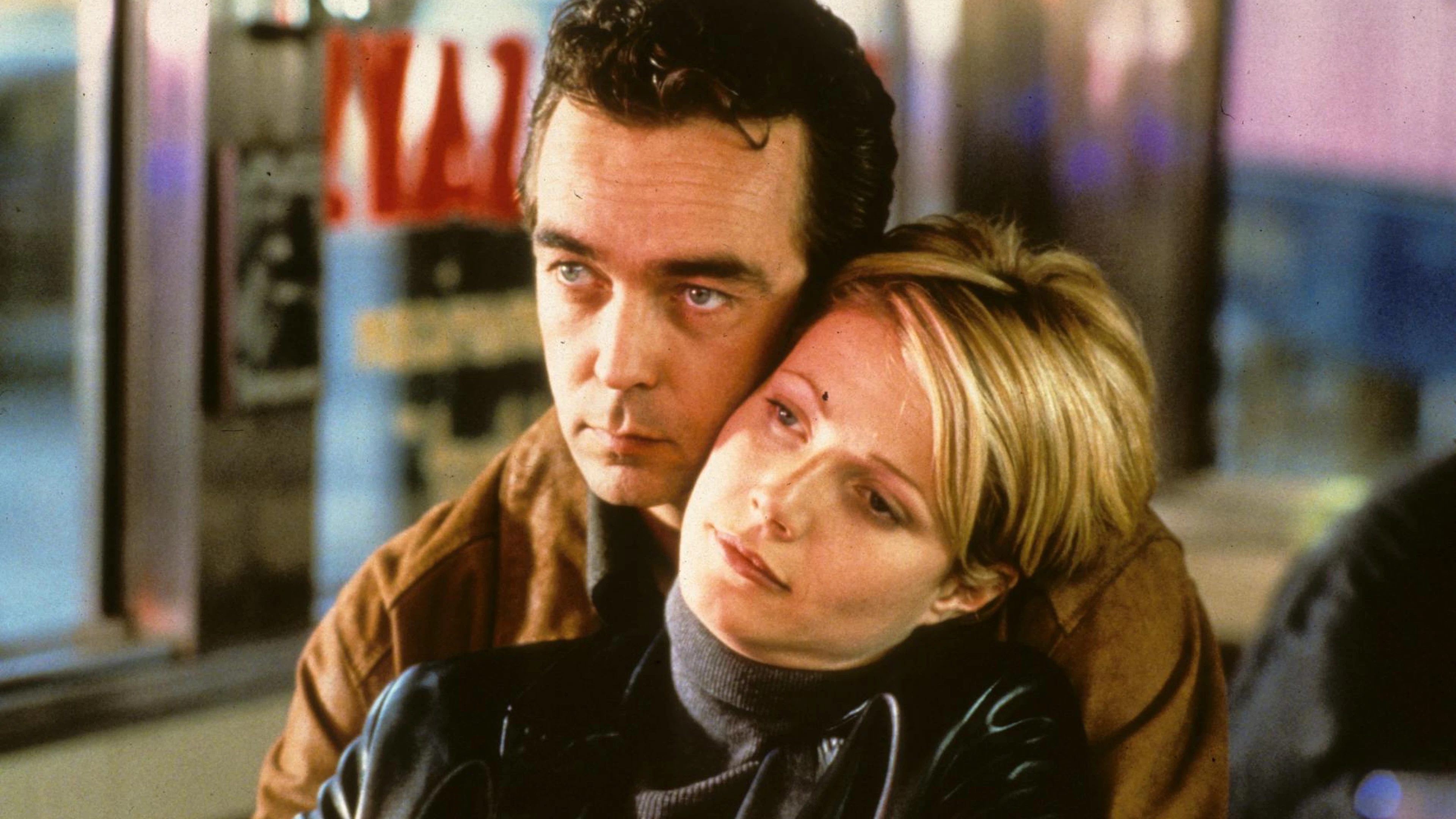 Gwyneth Paltrow und John Hannah in «Sliding Doors»: Der Film schafft zwei unterschiedliche Realitäten. Eine, in der die Hauptfigur einen Zug erwischt und eine, in der sie diesen nicht erwischt.
