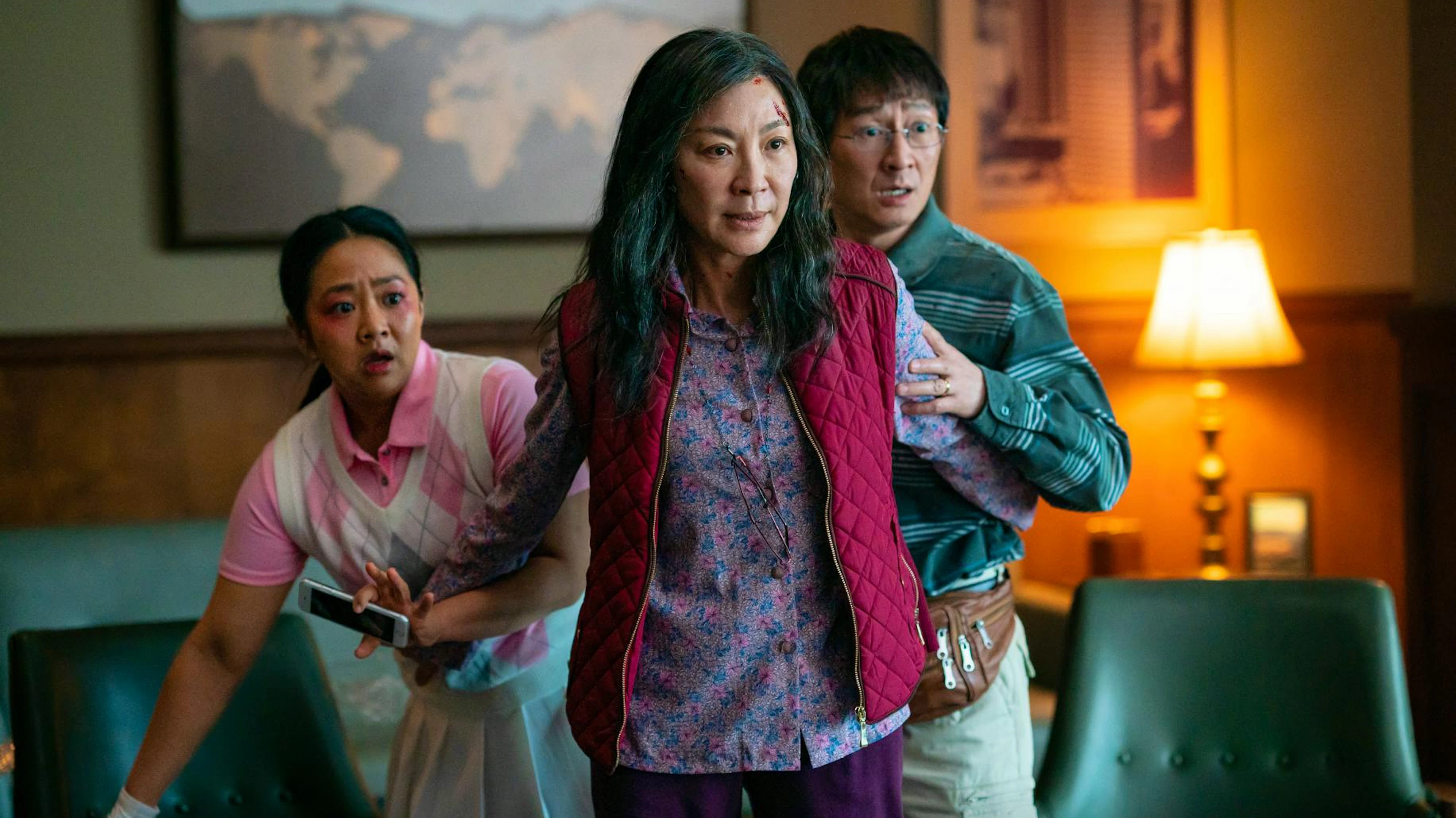 Stephanie Hsu, Michelle Yeoh und Ke Huy Quan (v.l.n.r.) in «Everything Everywhere All at Once»: Ke Huy Quan zeigt sich übrigens zum ersten Mal seit 20 Jahren wieder in einem Film.
