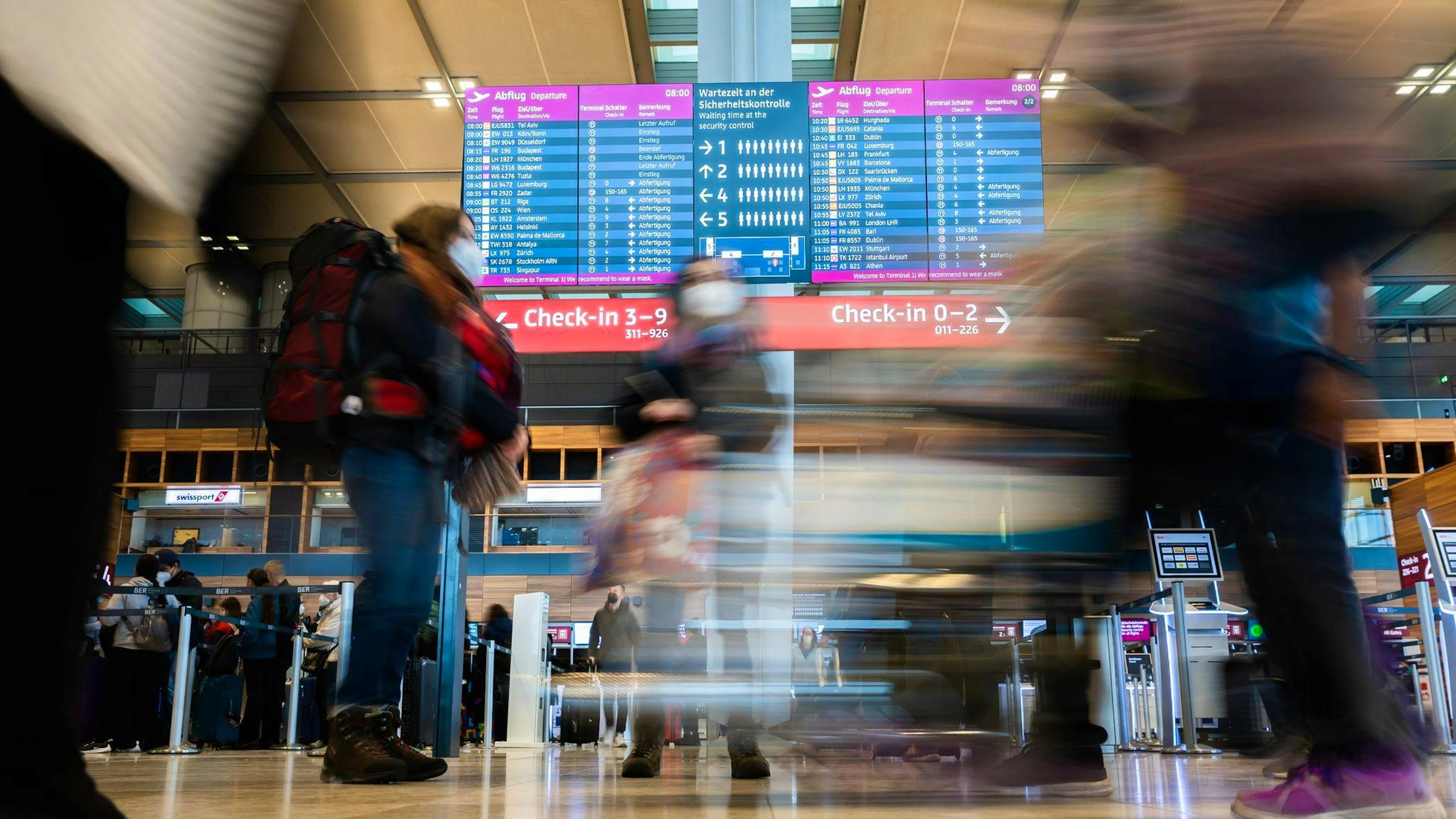 Auch die Airports kämpfen mit Personalmangel und drohen, zu den Stosszeiten im Sommer zum Nadelöhr zu werden: Reisende am Flughafen Berlin Brandenburg am Pfingstwochenende.