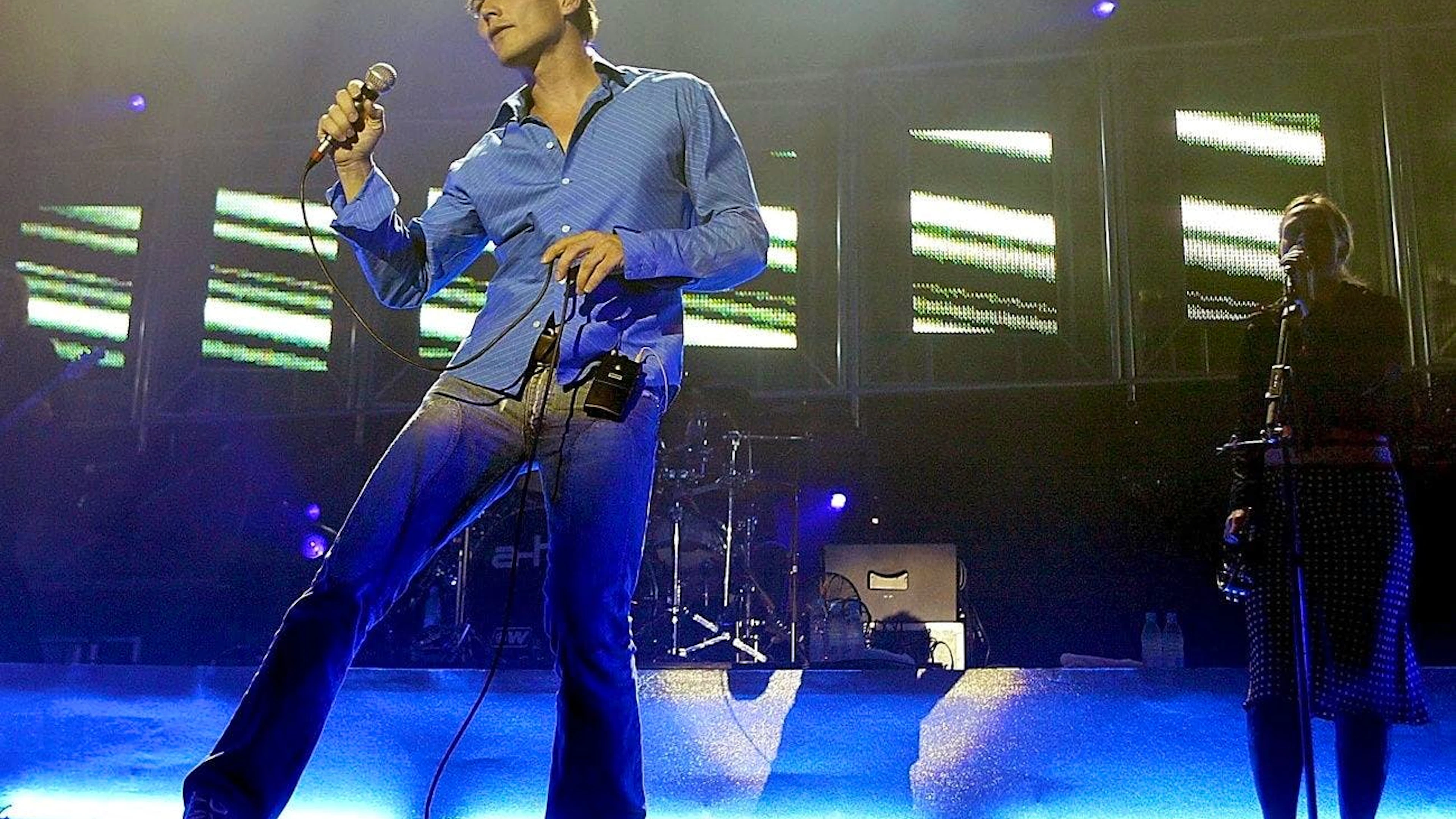 Nachdem A-ha bereits 1998 auf der Bühne ein Wiedersehen gefeiert haben, gibt es zwei Jahre später auch ein neues Album. «Minor Earth, Major Sky» heisst die Comeback-CD. Die Band geht wieder auf Tournee und tritt im Oktober 2002 auch im Hallenstadion in Zürich auf.