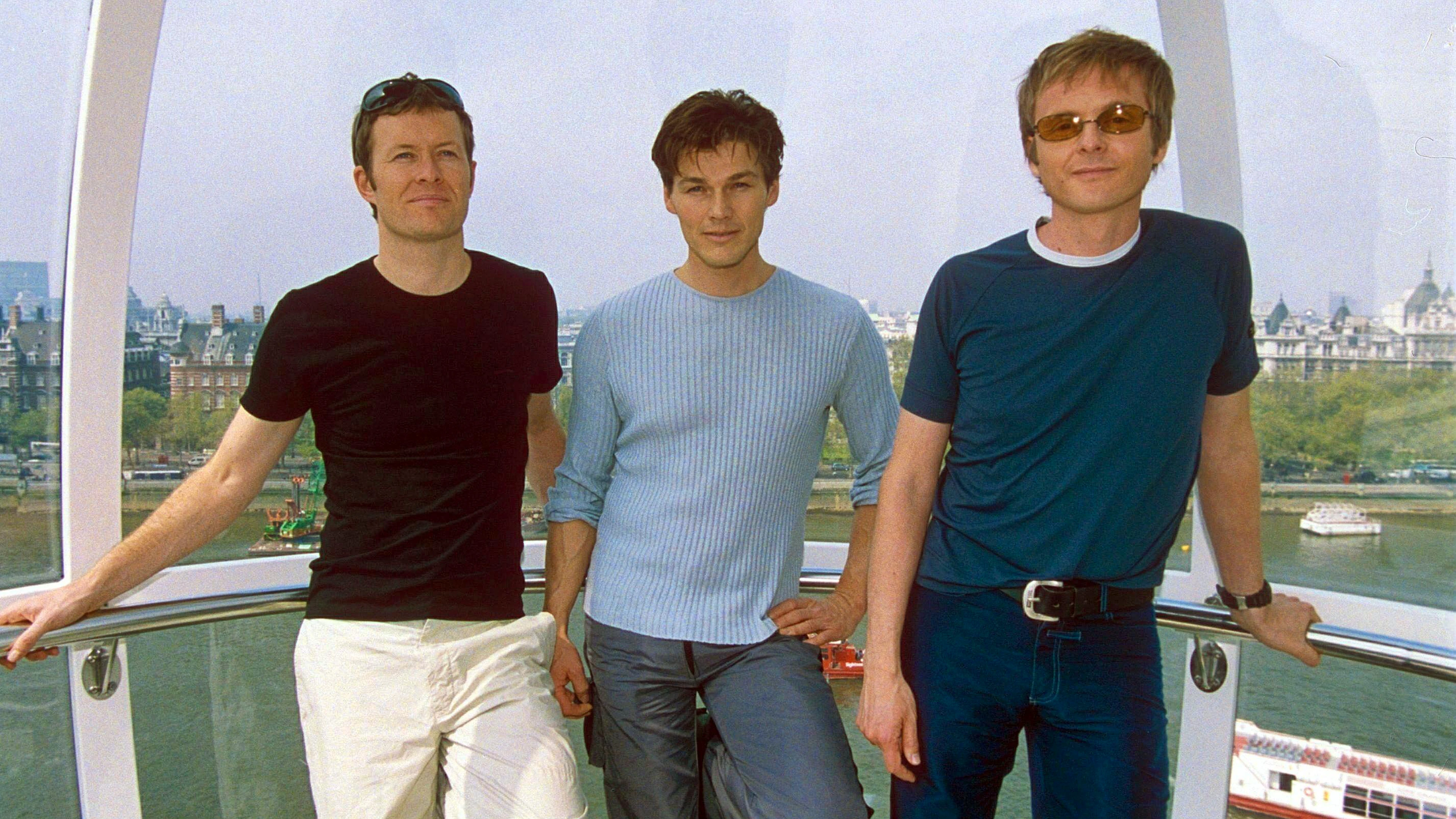 In den 90er Jahren wird der Erfolg von A-ha weniger. Als das Album «Memorial Beach» floppt und die Tour eher schlecht als recht besucht ist, machen die drei Musiker zum ersten Mal Pause.
