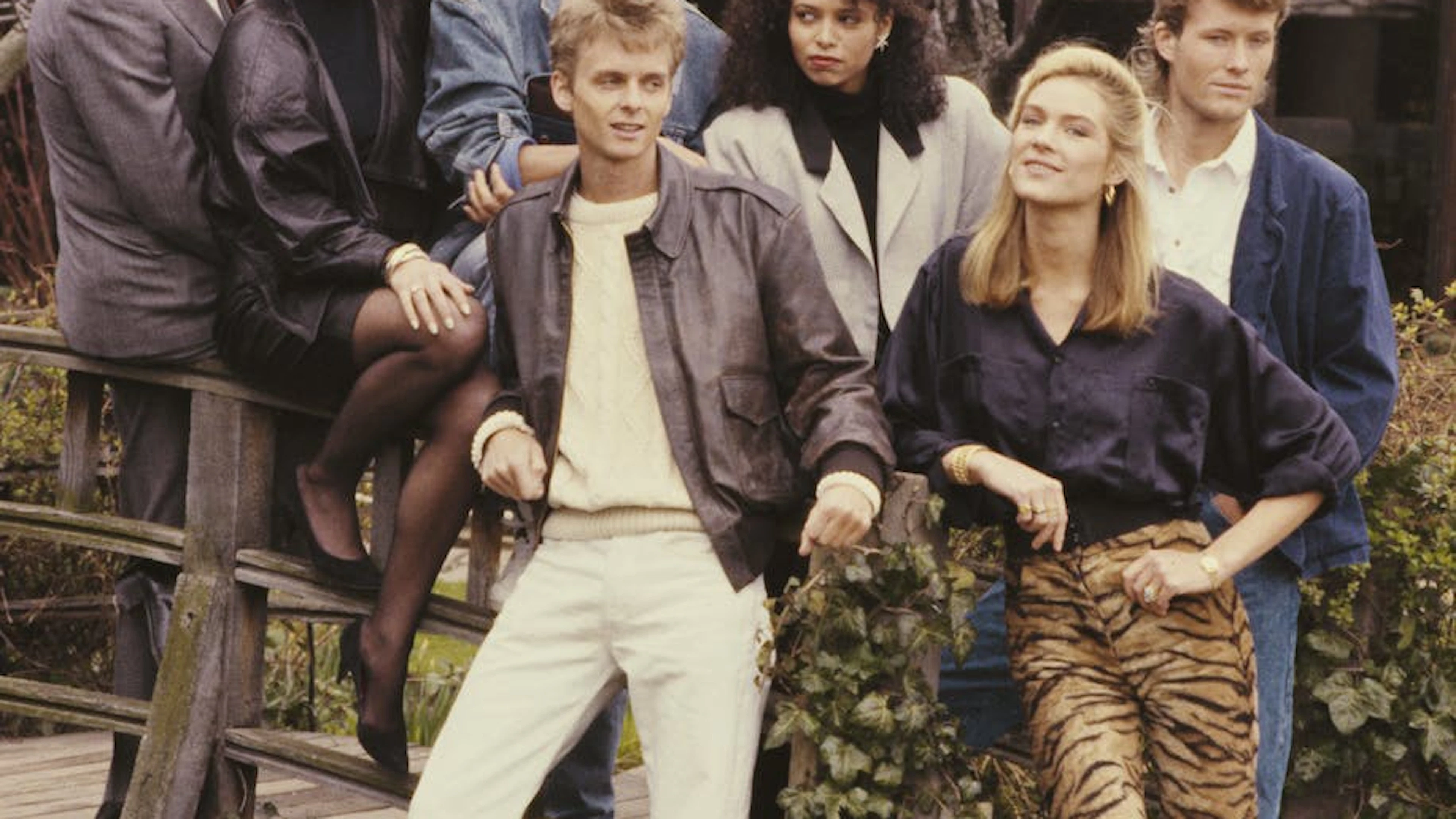 Und es kommt noch besser für A-ha: 1987 erscheint die James-Bond-Hymne «The Living Daylights». Auf dem Bild ist die Band mit den drei Schauspielerinnen Karen Seeberg, Femi Gardiner und Patricia Keefedie zu sehen, die im Film die Bond-Girls spielen.