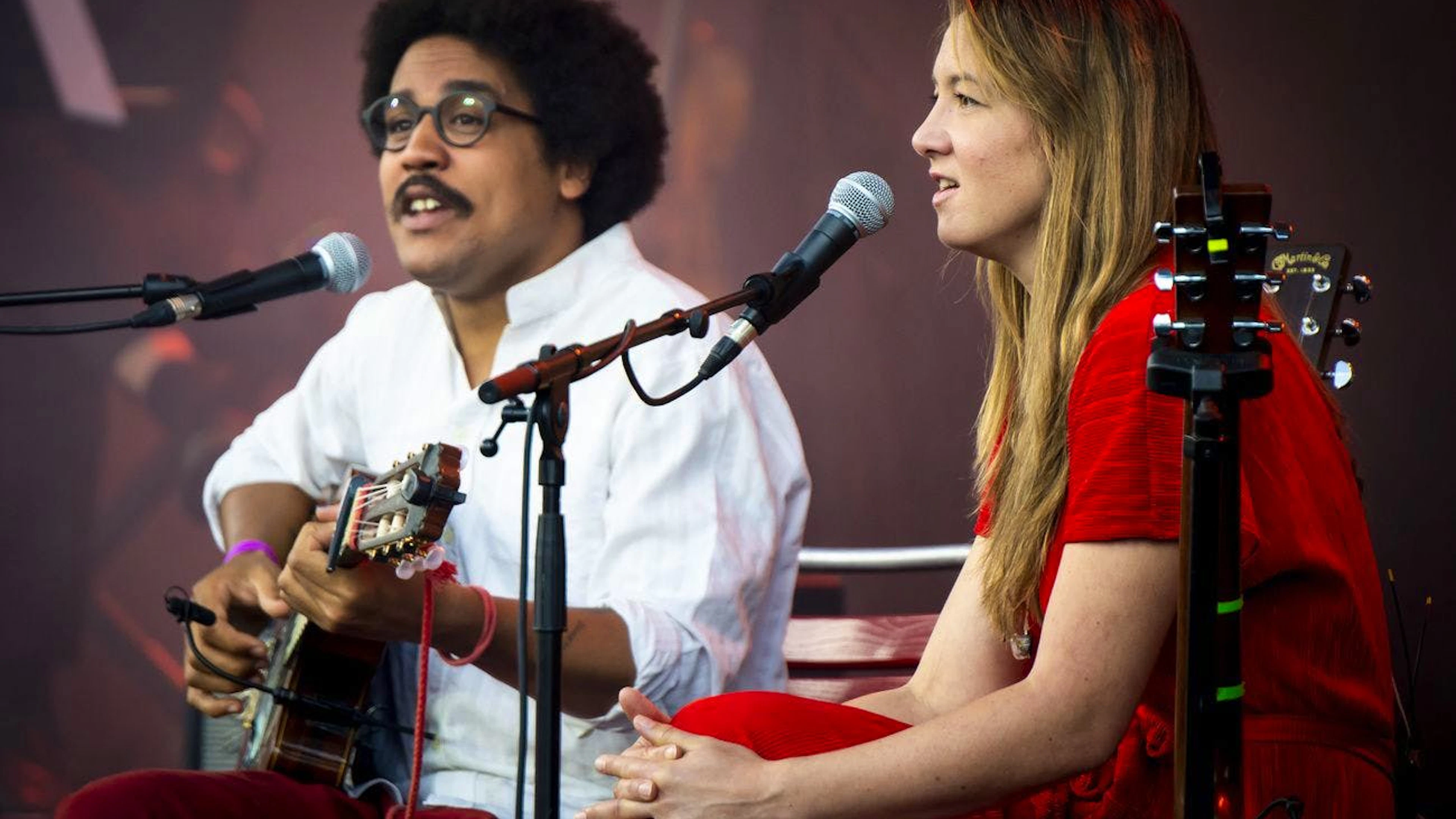 Heute Abend tritt Dino Brandão am Montreux Jazz Festival auf. Das Bild zeigt ihn bei seinem Auftritt vor einem Jahr zusammen mit Sophie Hunger.