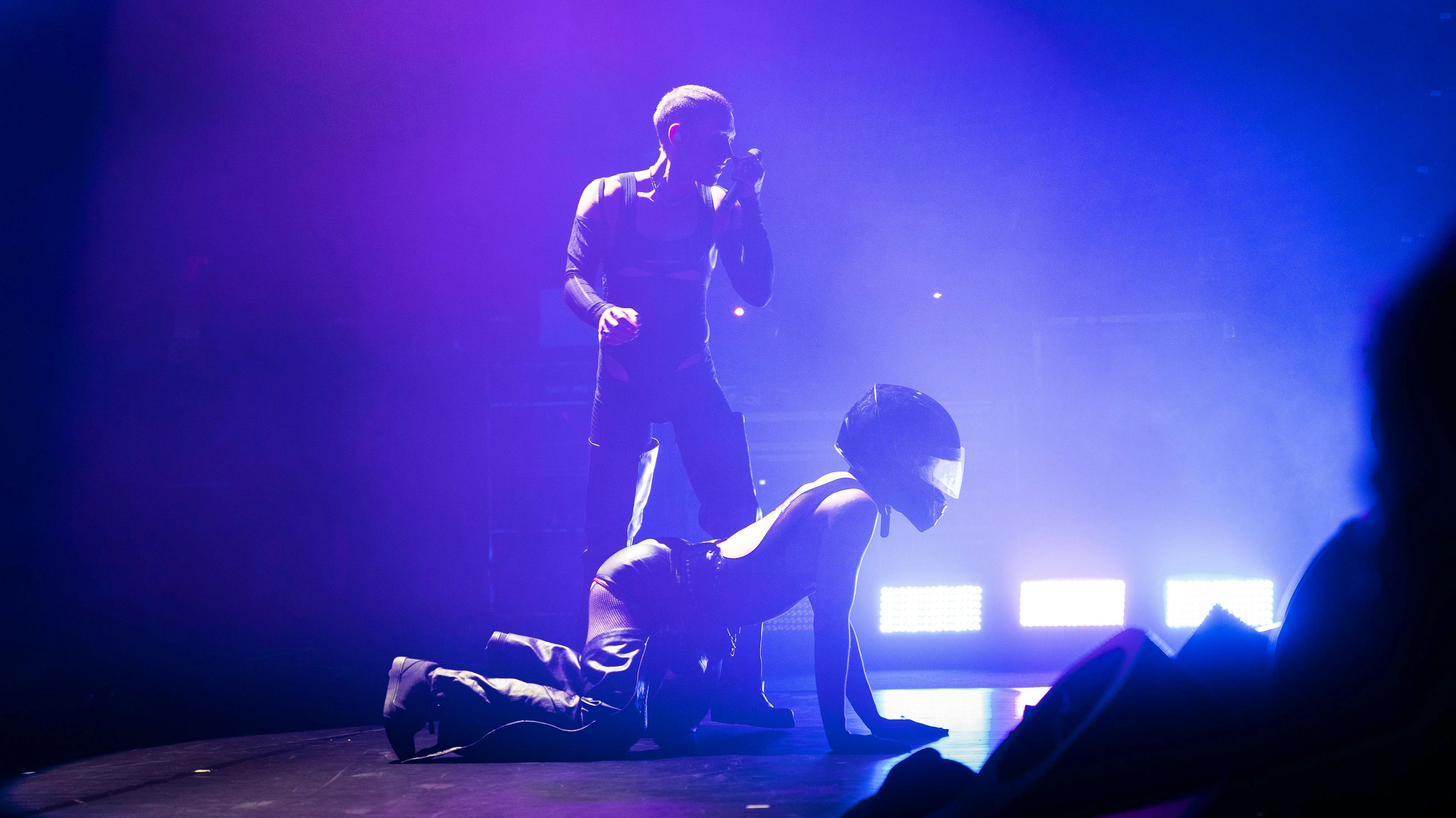 Viel Haut, viel Leder, viele Helme: Die Show von Years & Years am Montreux Jazz Festival.