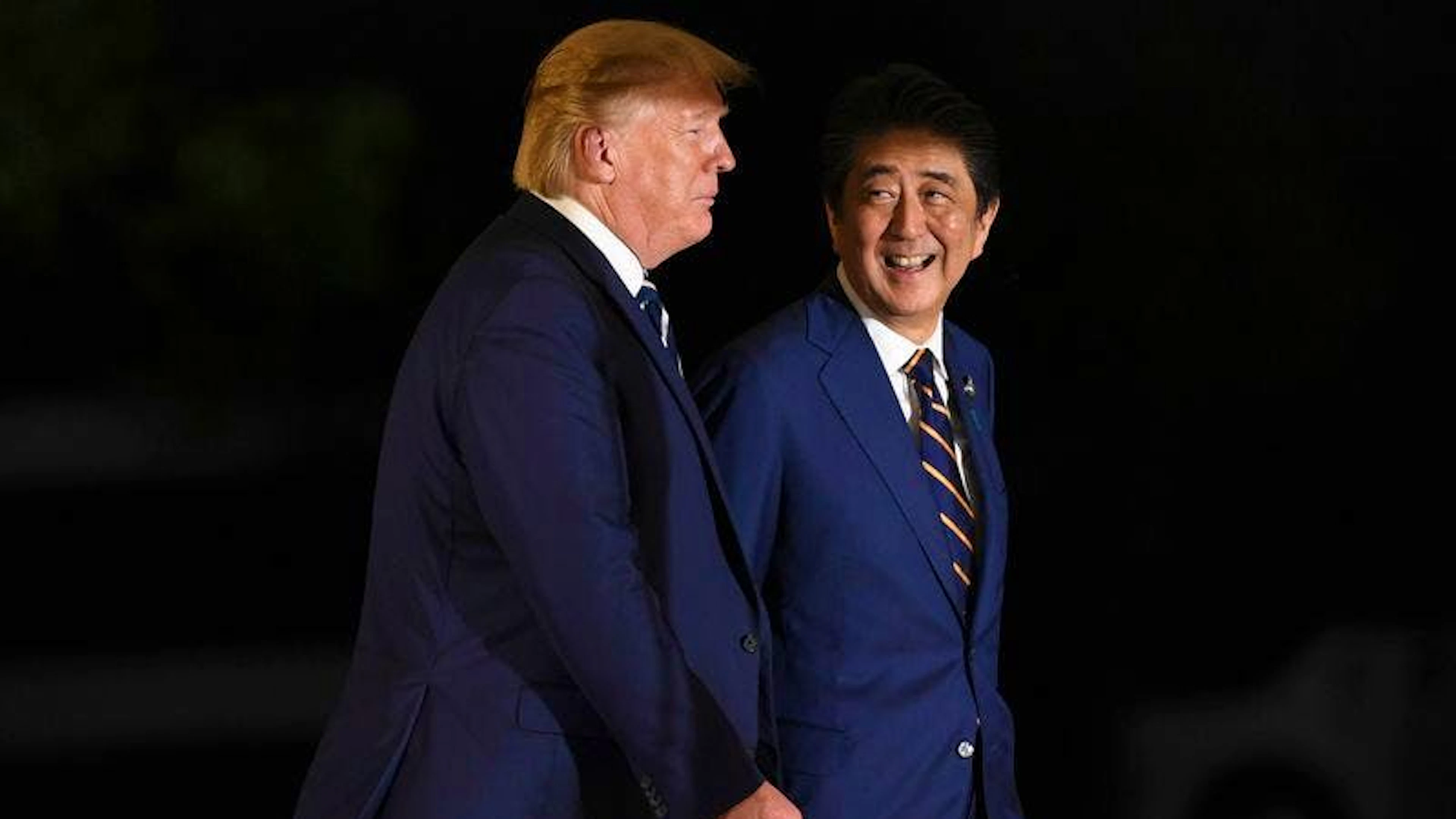Abe im Jahr 2019 mit Donald Trump:&nbsp;2020 trat Abe als Ministerpräsident zurück, da ihm eine chronische Darmentzündung wieder zu schaffen machte.