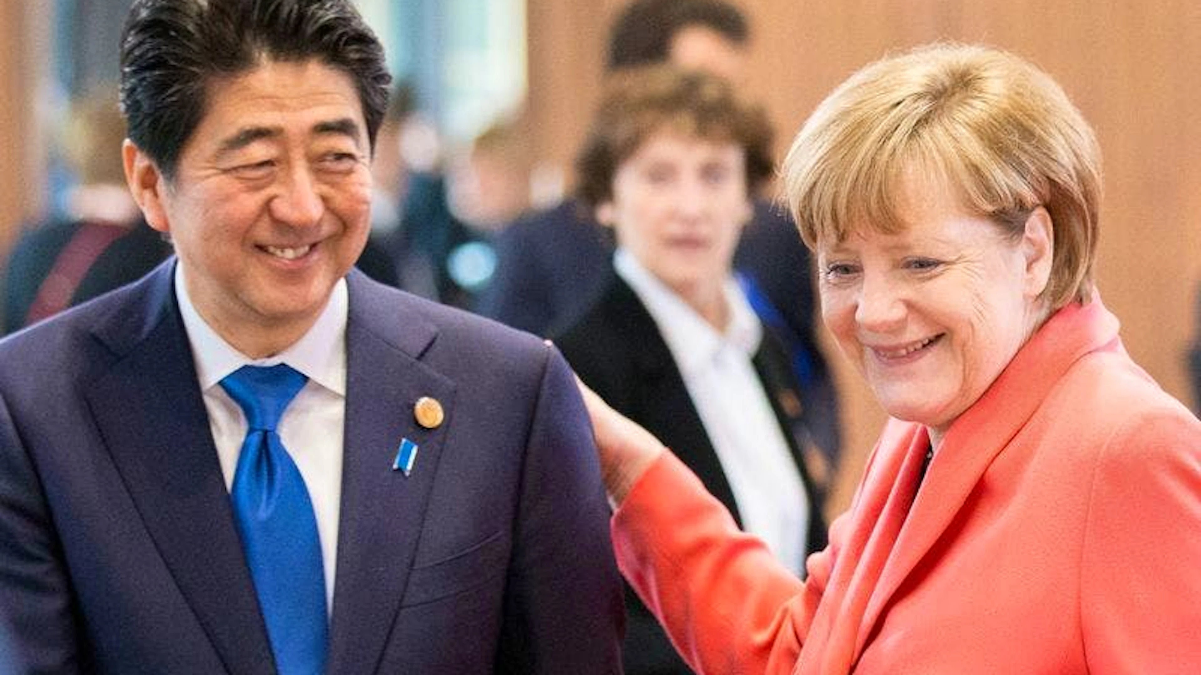 Bundeskanzlerin Angela Merkel begrüsst Abe im Juni 2015 in Elmau zum G7-Gipfel: Nach seinem Rücktritt beklagte der japanische Politiker,&nbsp;dass es «ihm den Magen umdrehe», angesichts der vielen Ziele, die er nicht habe umsetzen können.&nbsp;