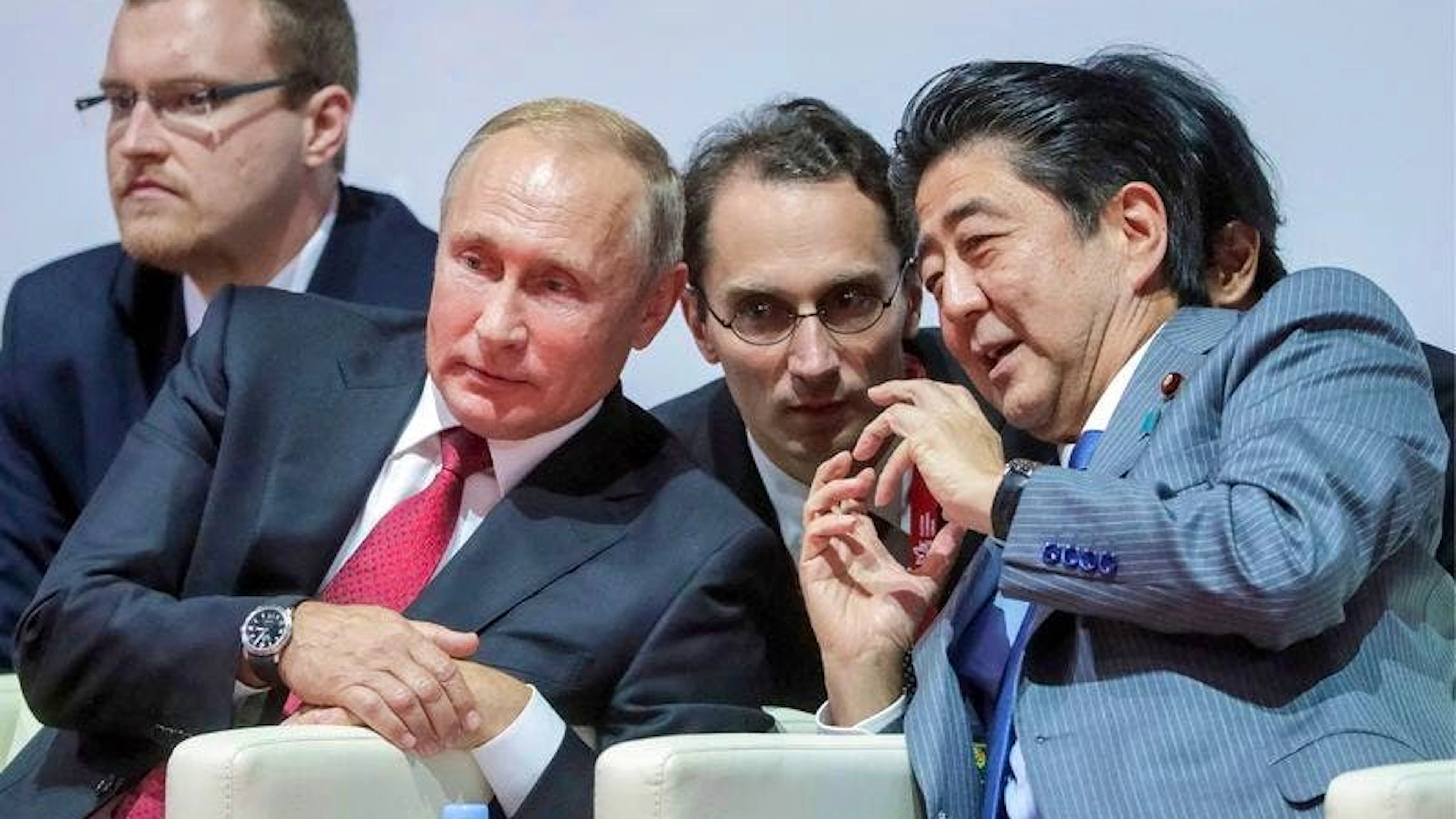 Shinzo Abe (rechts) schaut sich 2018 mit Wladimir Putin einen Judokampf an: Abe stammte aus einer Politikerfamilie und war der am längsten amtierende Ministerpräsident in Japans Geschichte.