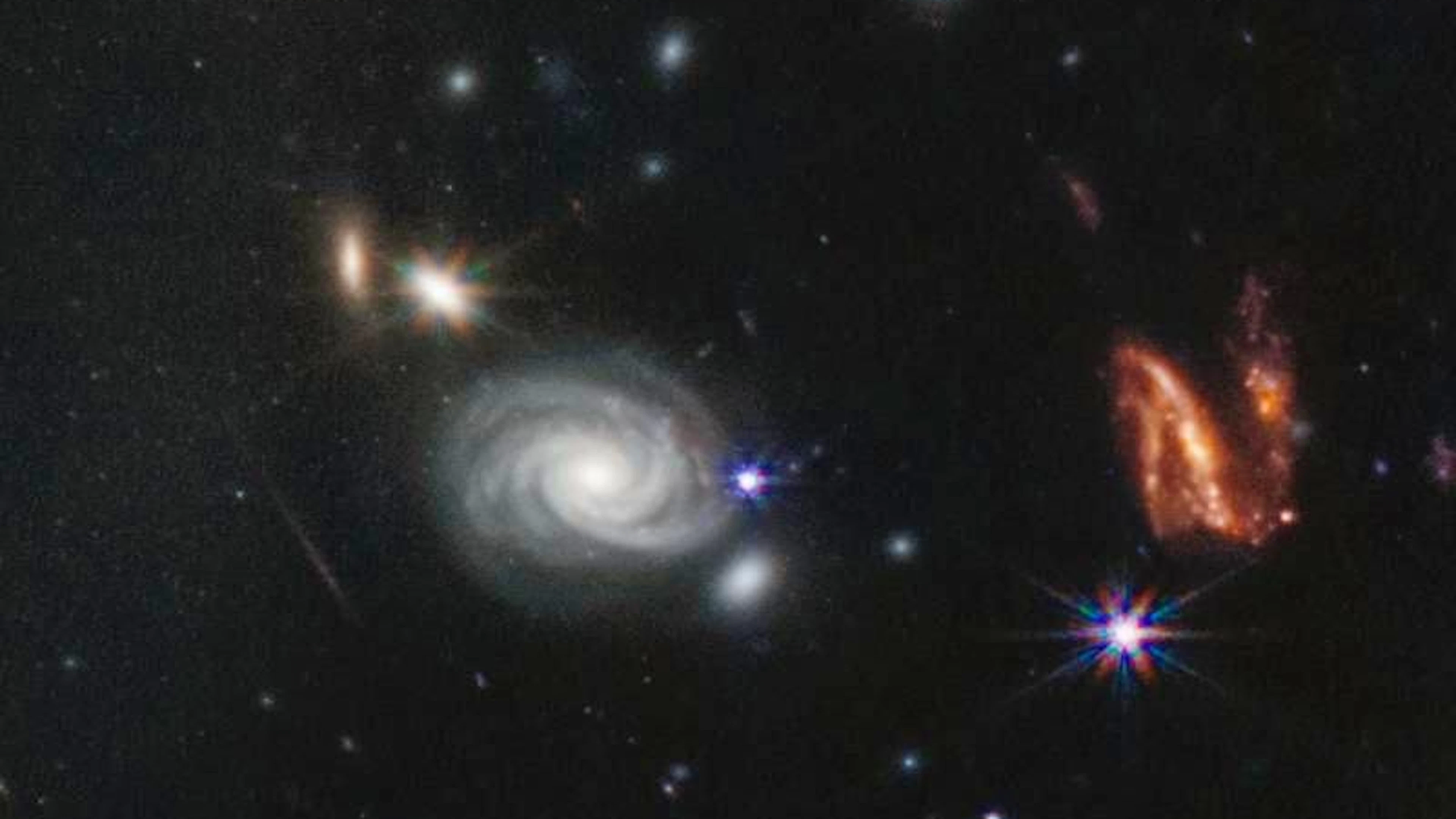 <strong>Was ist das N-förmige Objekt rechts im Bild? </strong>Adrian Glauser: «Es sind wahrscheinlich mehrere Galaxien. Wir sind es ja gewohnt, diese schönen Spiralgalaxien zu sehen, aber diese sind nur das Endprodukt in der Evolution des Universums. Am Anfang ...