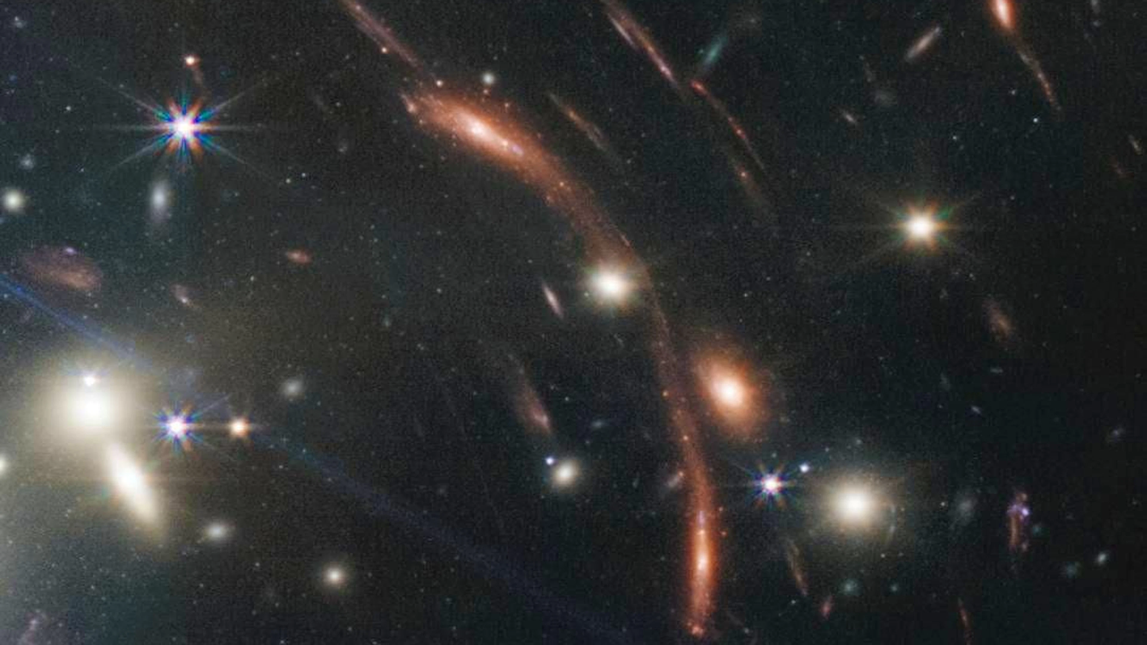 <strong>Sieht man hier dieselbe Galaxie zweimal?</strong> Adrian Glauser: «Das könnte sein, aber das kann man nur vom Betrachten des Bildes her nicht beurteilen. Man muss eine Spektralanalyse machen, um herauszufinden, ob es dieselbe Galaxie ist.»